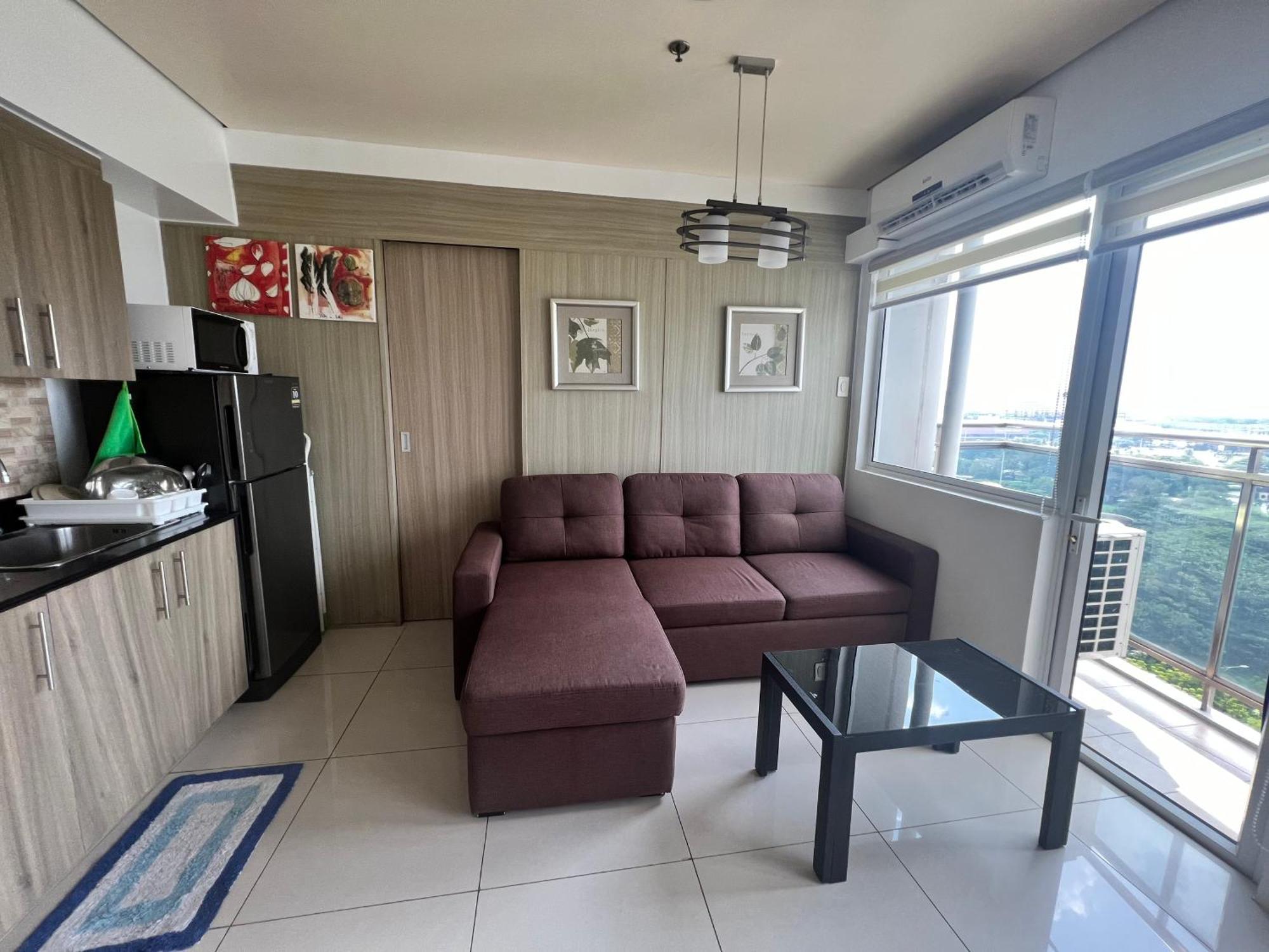 De Luxe, Standard And -the Breeze Residences-close To Airport,mall Of Asia, Us Embassy Apartment