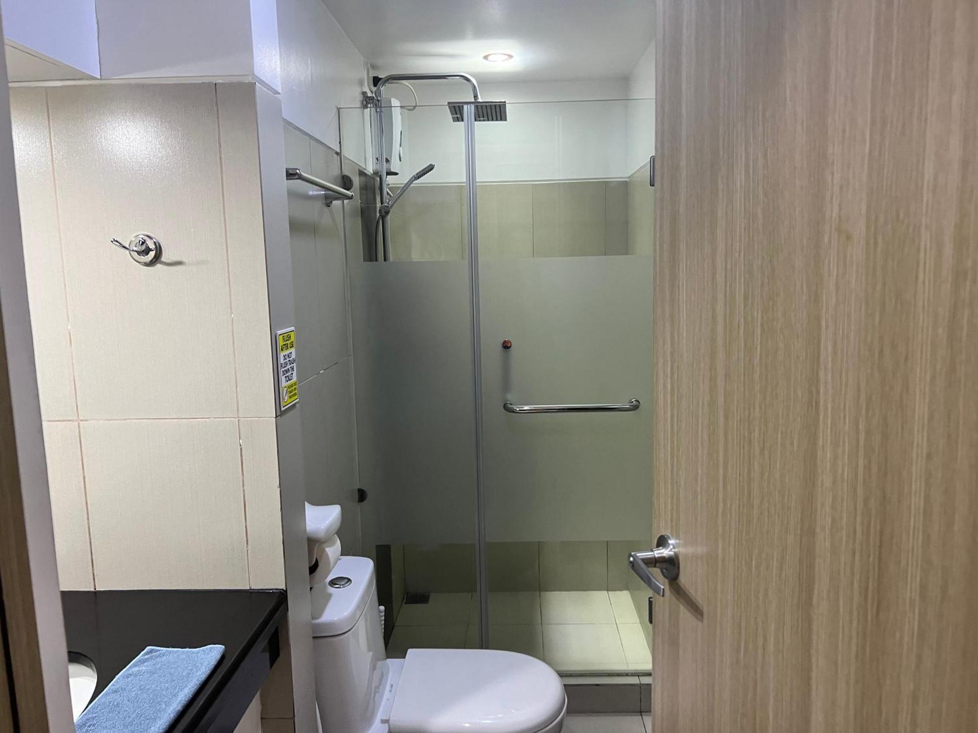 De Luxe, Standard And -the Breeze Residences-close To Airport,mall Of Asia, Us Embassy * Manila