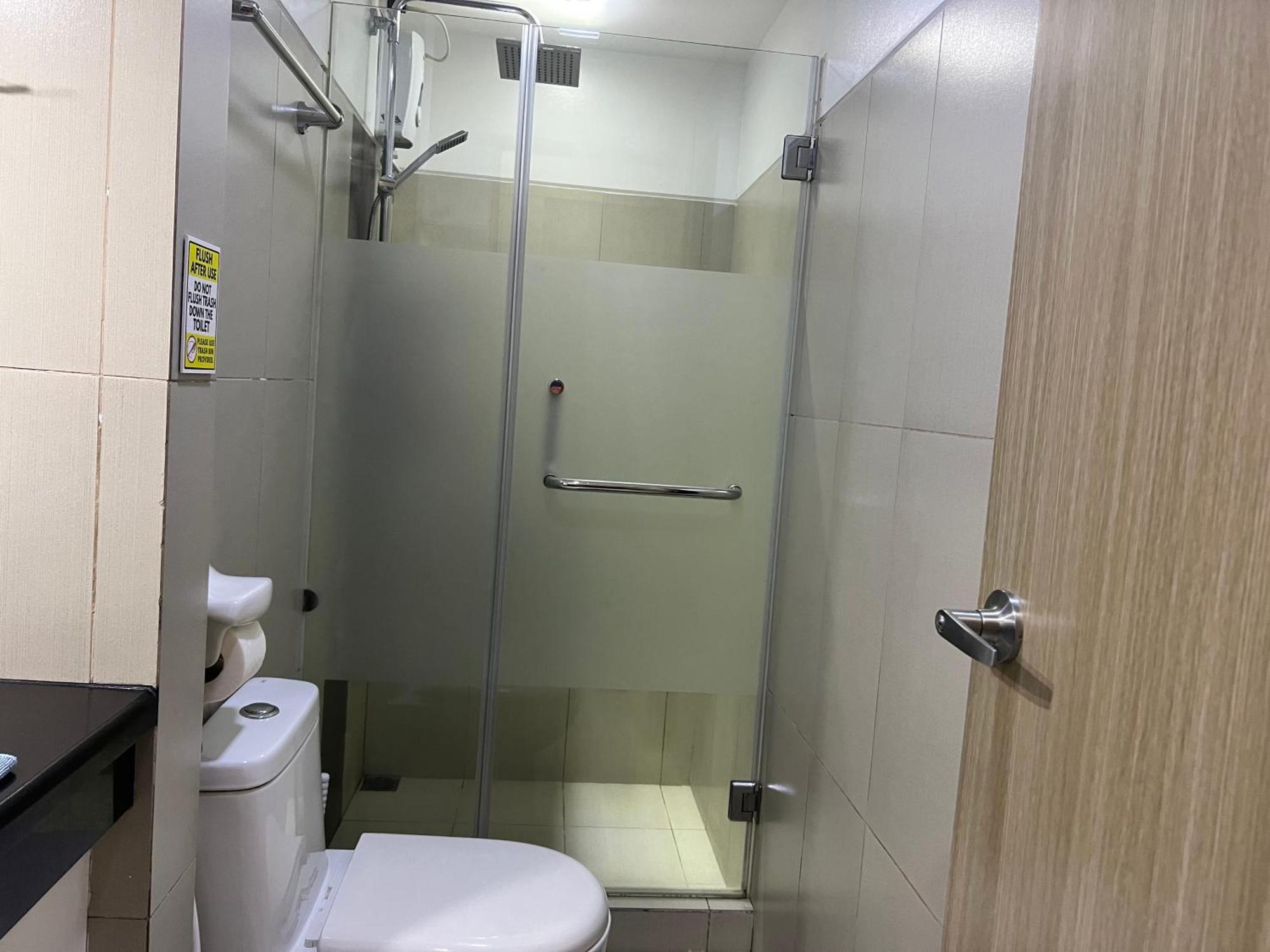De Luxe, Standard And -the Breeze Residences-close To Airport,mall Of Asia, Us Embassy Apartment