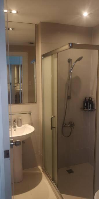 Penthouse At Poblacion - 200mbs Net - 50in Tv - Awesome View * Manila