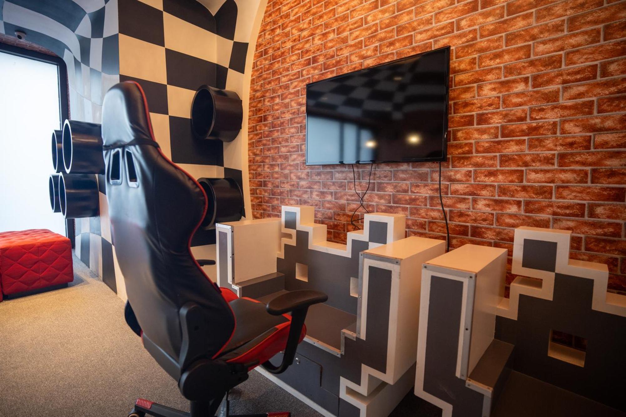 Studio With 200mbs Internet, Netflix & Great View Of *