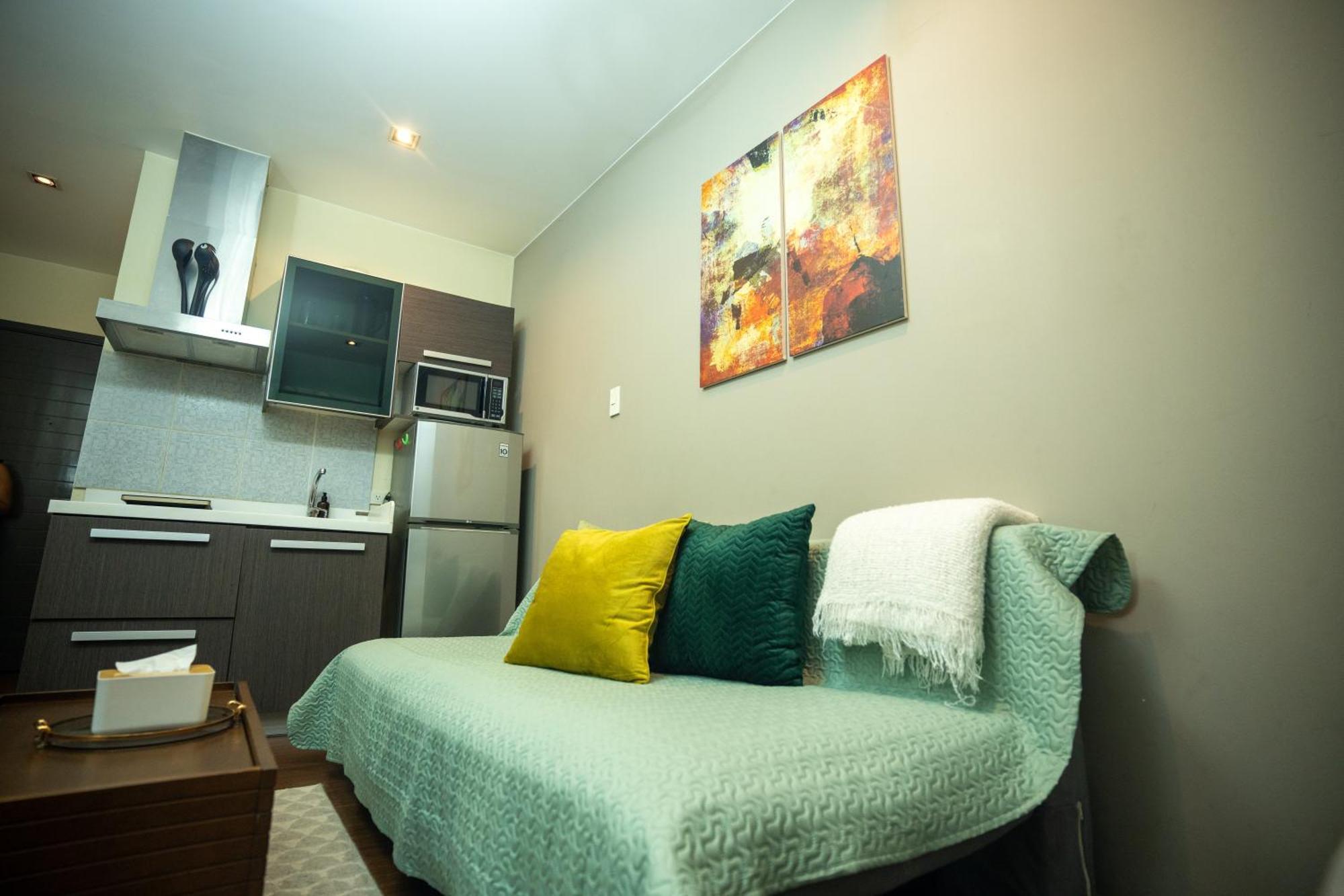 Apartment Studio With 200mbs Internet, Netflix & Great View Of *