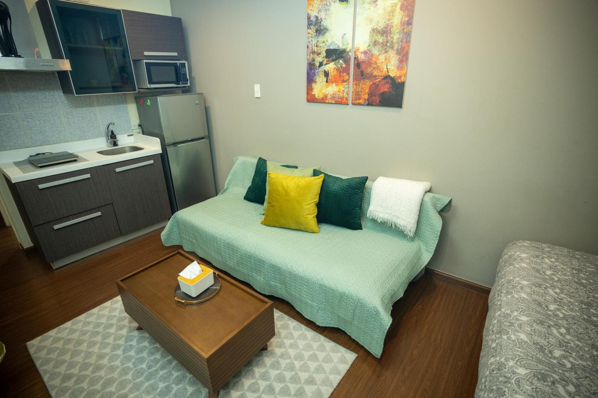 Studio With 200mbs Internet, Netflix & Great View Of *