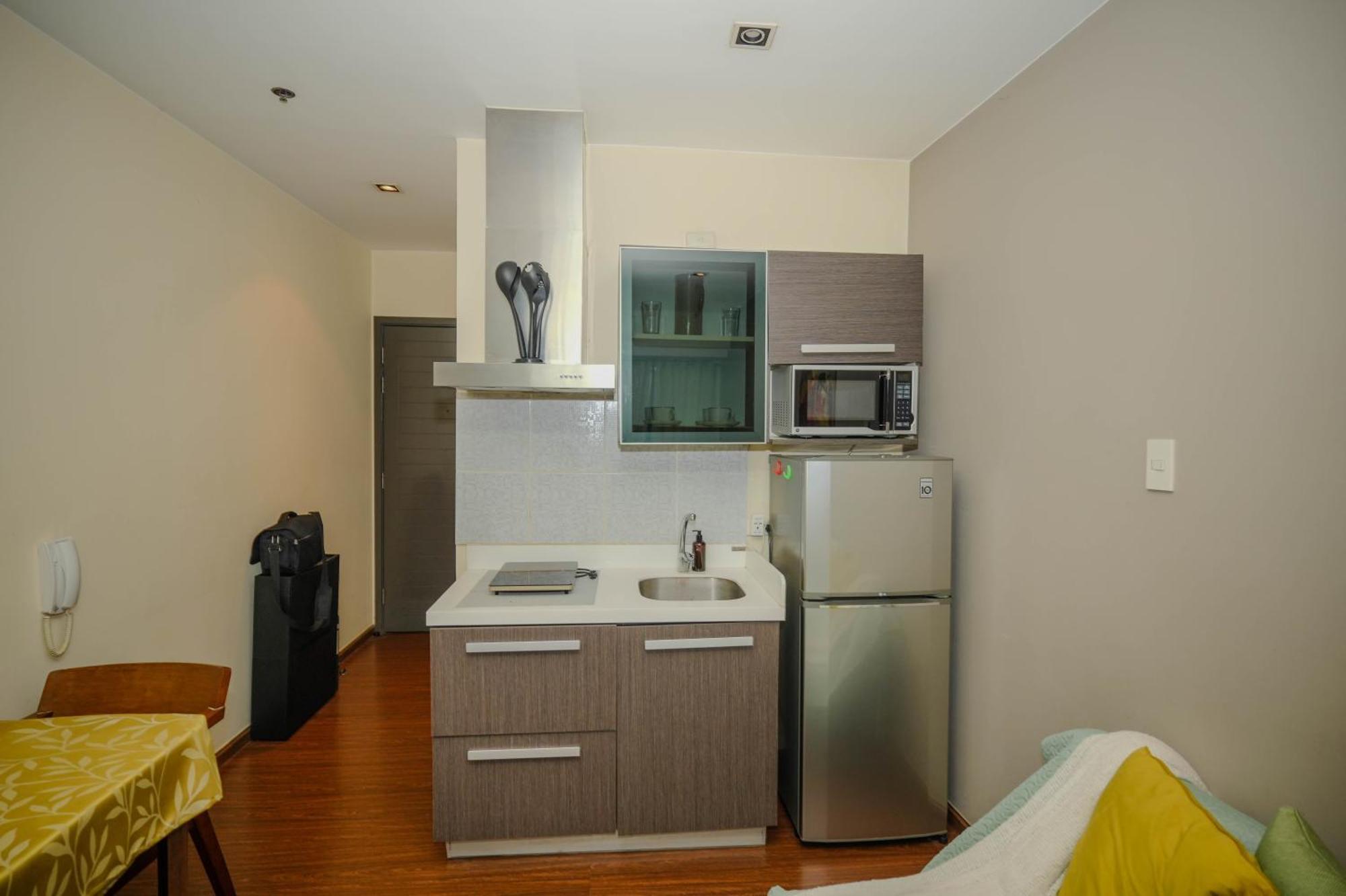 Studio With 200mbs Internet, Netflix & Great View Of Apartment *