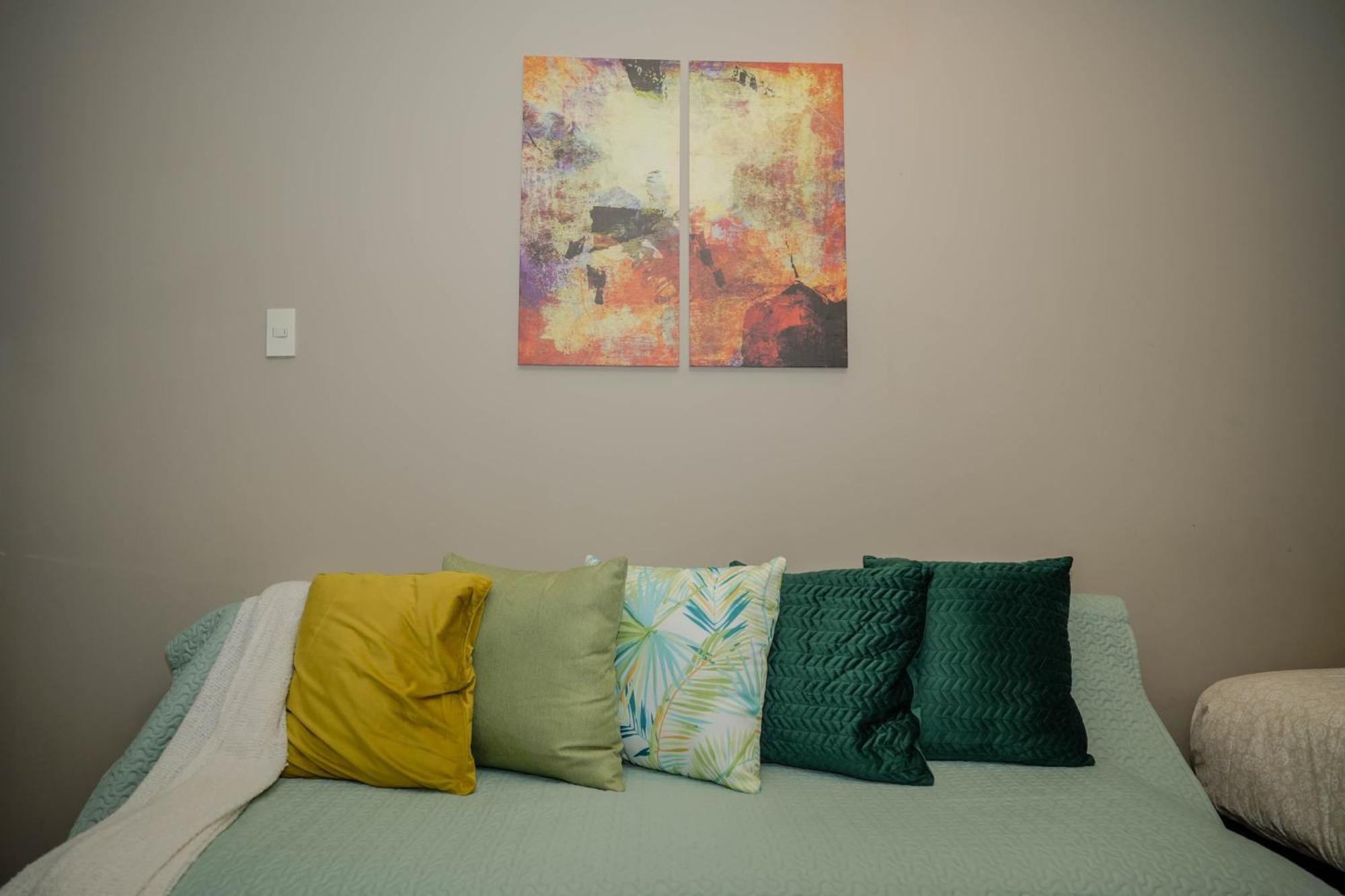 Studio With 200mbs Internet, Netflix & Great View Of Apartment *