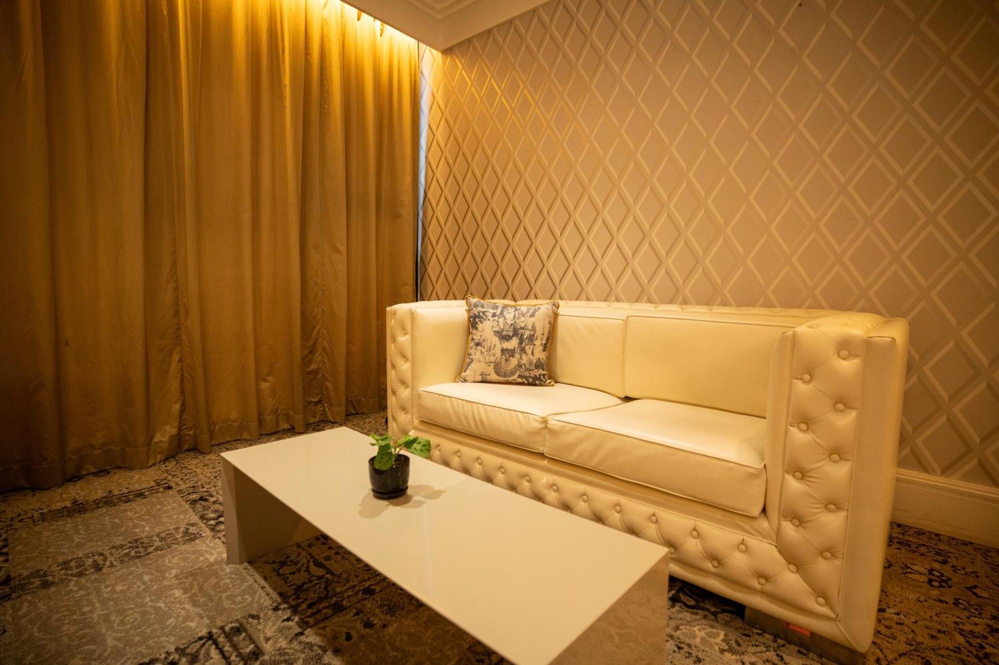 Apartment Studio With Netflix, 55in Tv, 200mbs Net, In Heart Of Makati