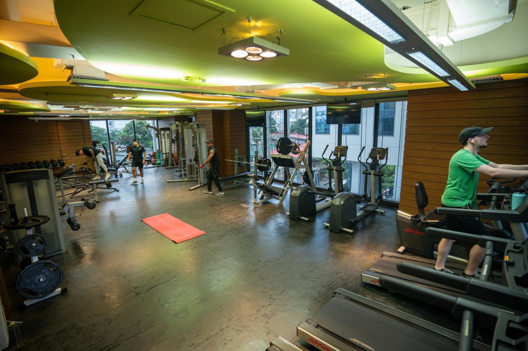 Studio With Netflix, 55in Tv, 200mbs Net, In Heart Of Makati Apartment