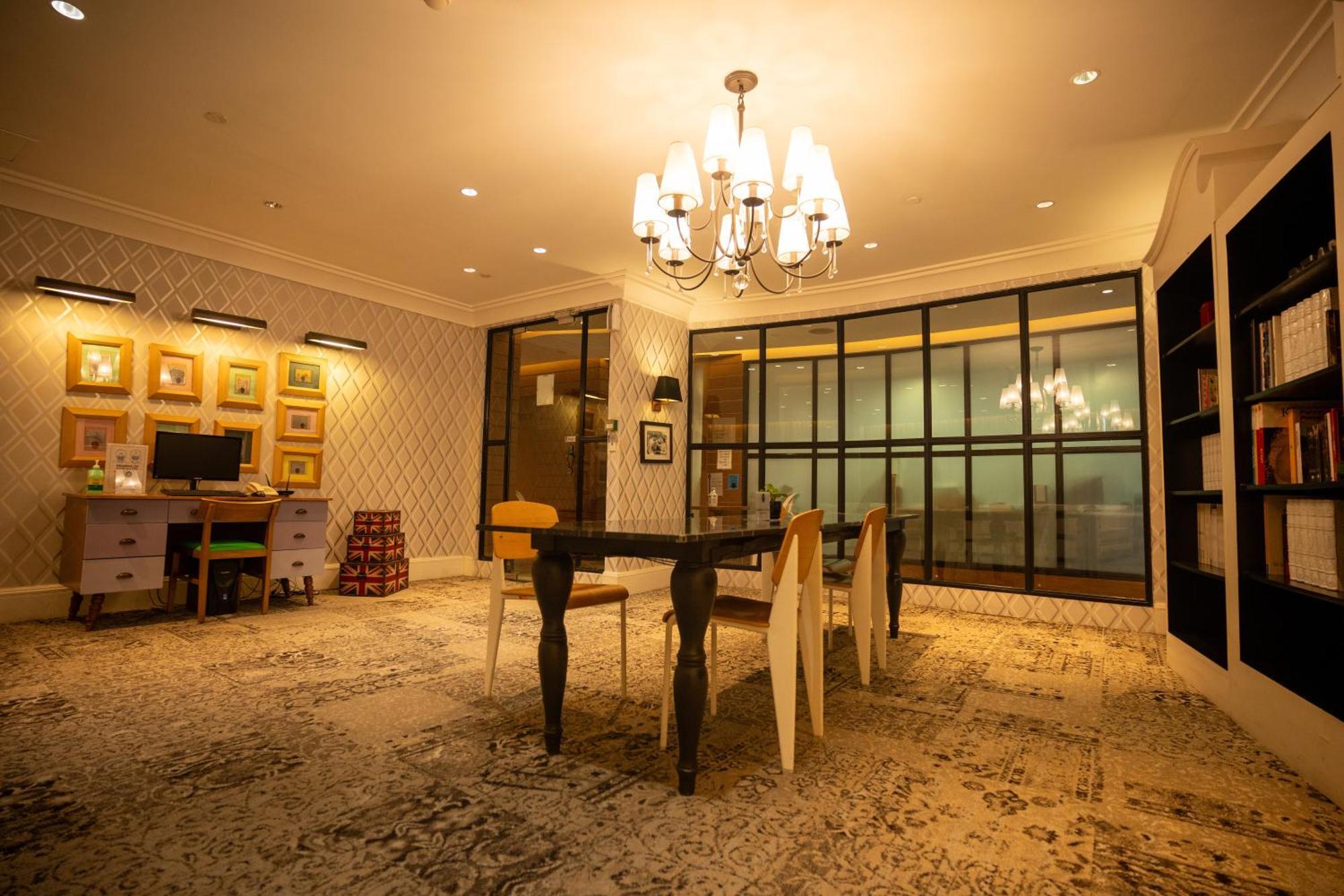 Studio With Netflix, 55in Tv, 200mbs Net, In Heart Of Makati Apartment *