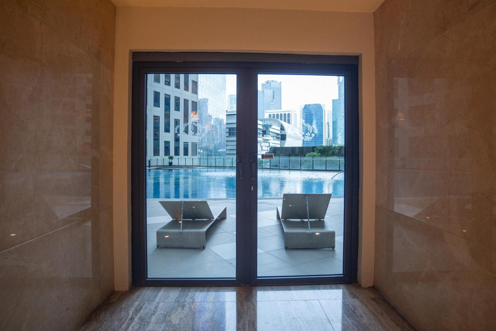 Studio With Netflix, 55in Tv, 200mbs Net, In Heart Of Makati Apartment Manila