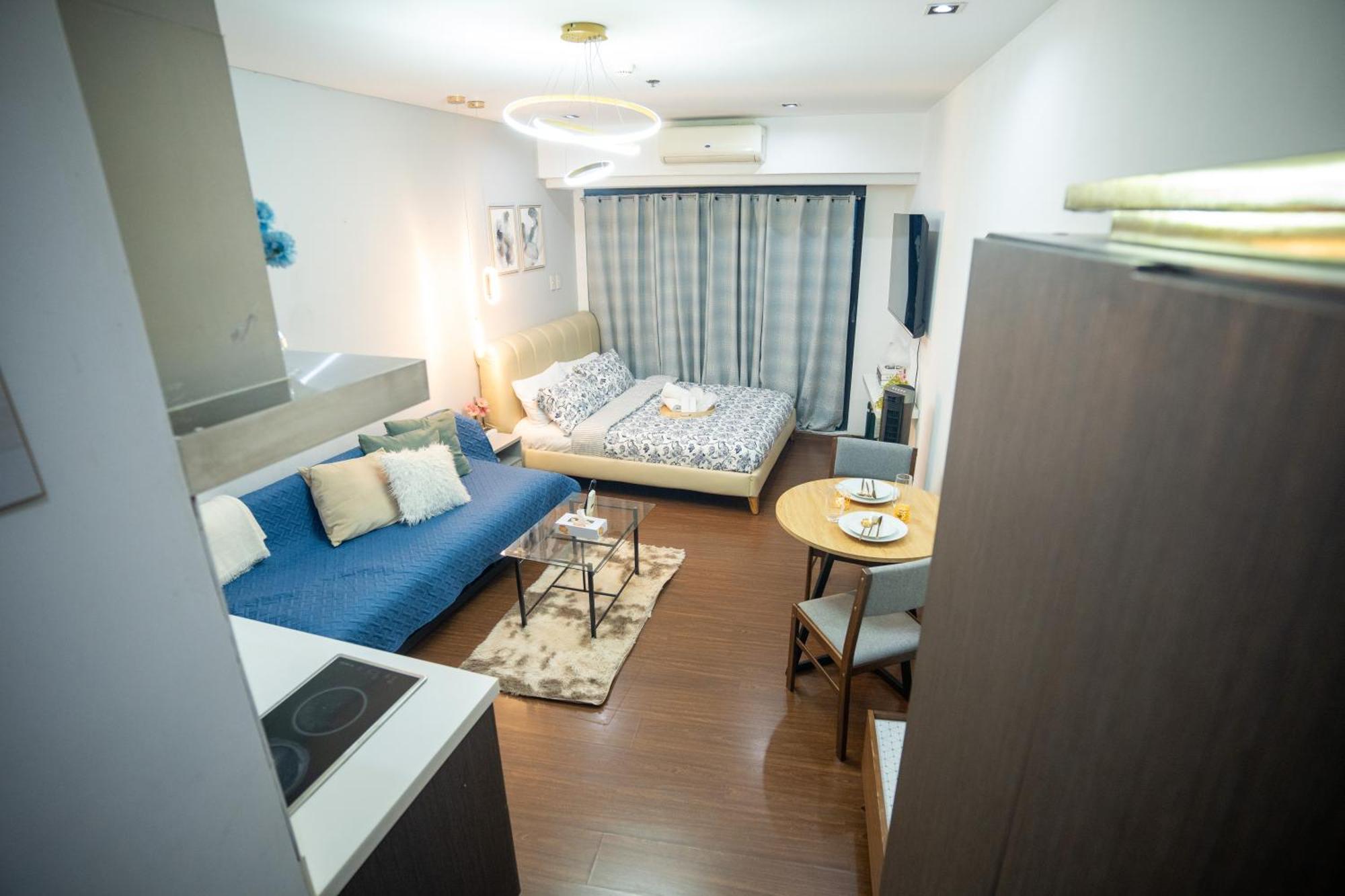 Studio With Netflix, 55in Tv, 200mbs Net, In Heart Of Makati