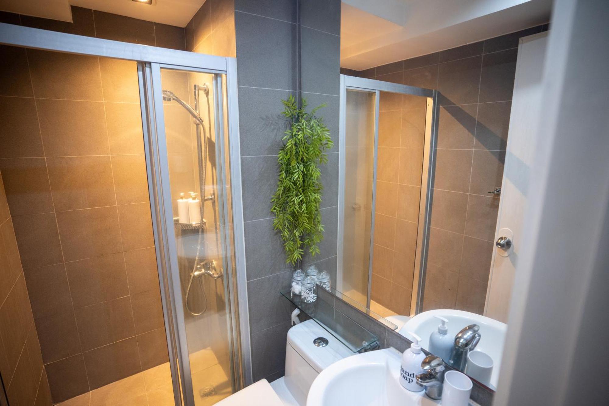 Apartment Studio With Netflix, 55in Tv, 200mbs Net, In Heart Of Makati