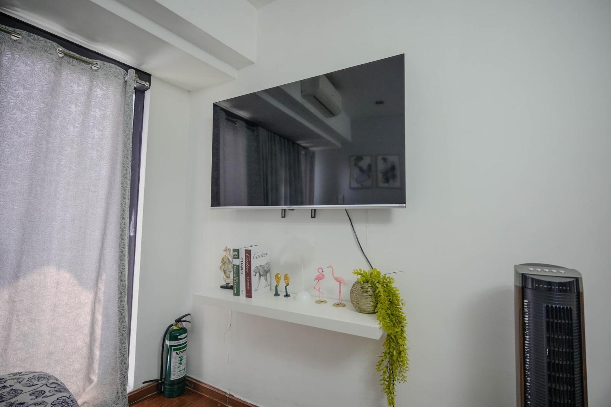 Studio With Netflix, 55in Tv, 200mbs Net, In Heart Of Makati Apartment *