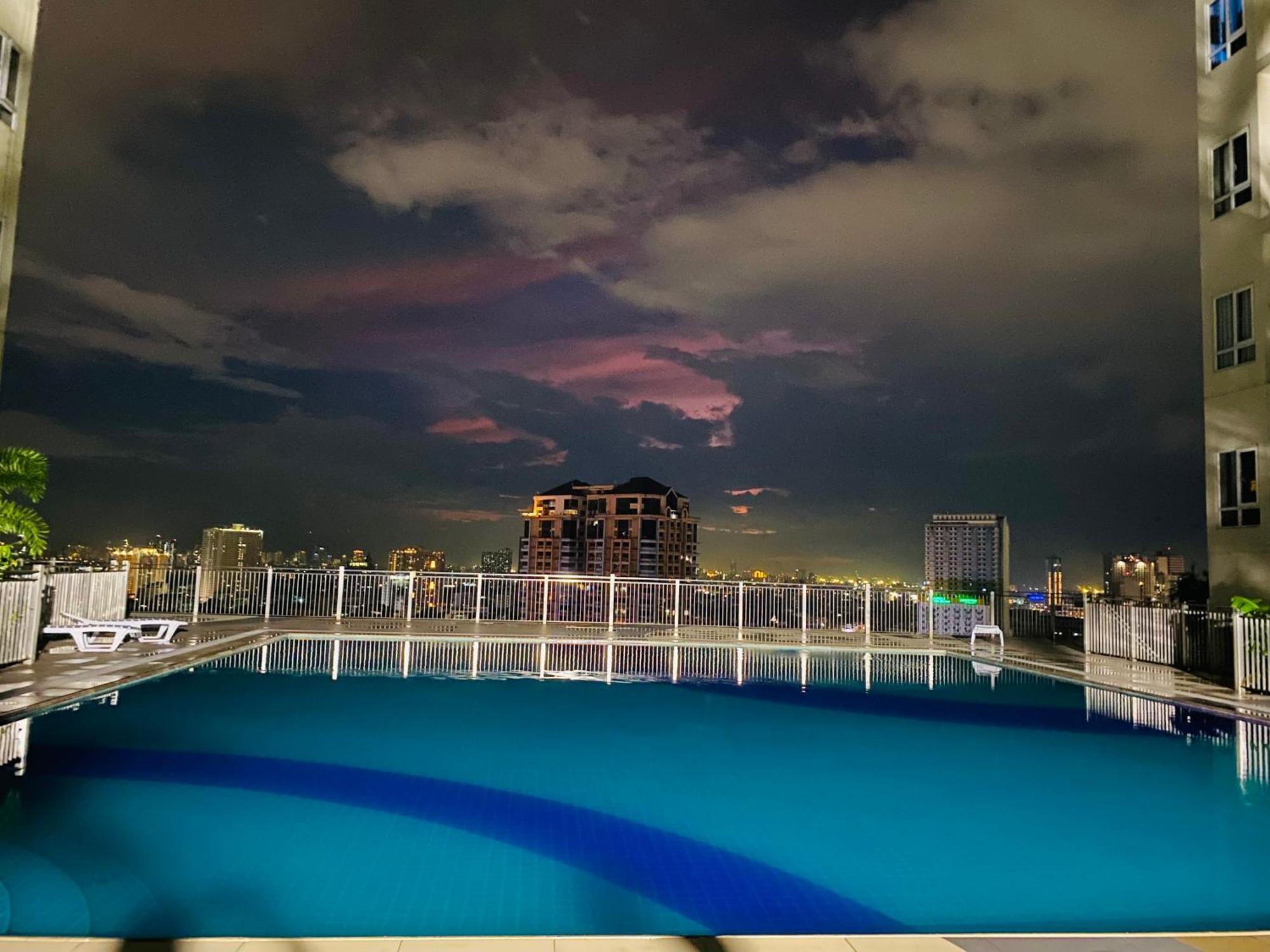 Apartment Cozy With Balcony Netflix Free Access To Pool And Gym 100mbps Manila