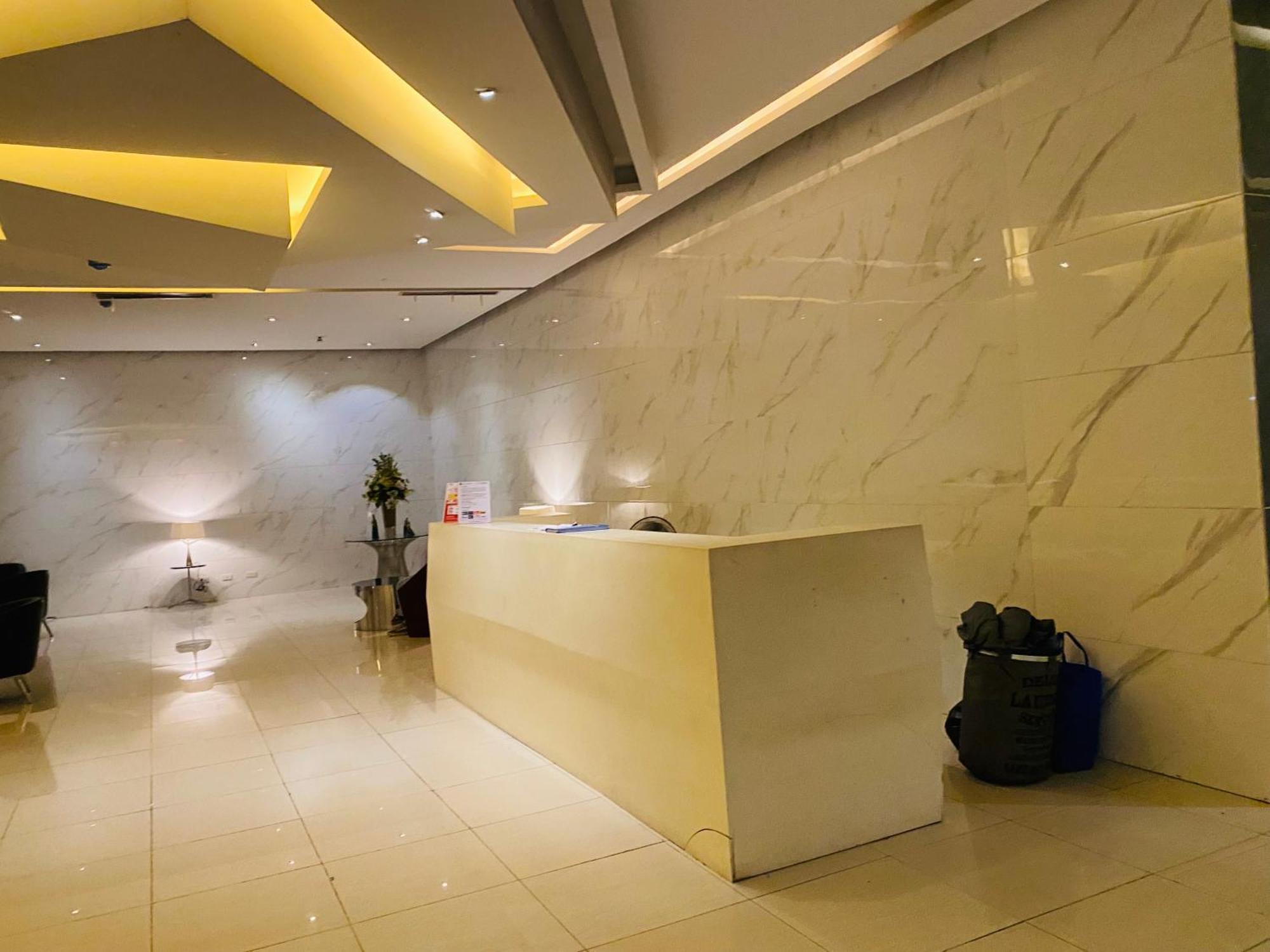 Cozy With Balcony Netflix Free Access To Pool And Gym 100mbps Apartment Manila