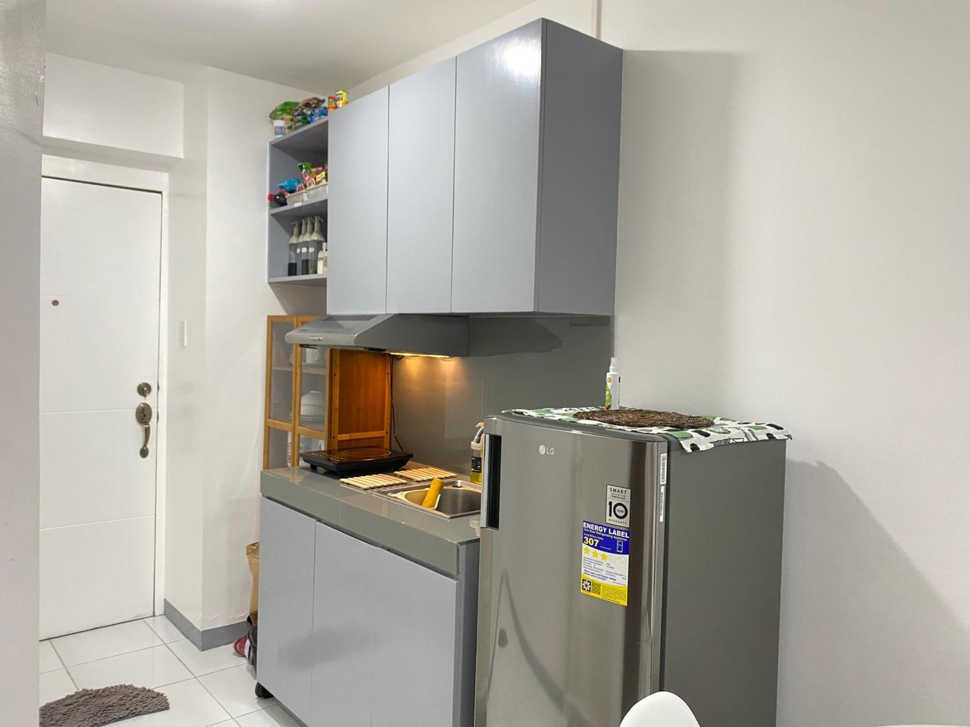 Cozy With Balcony Netflix Free Access To Pool And Gym 100mbps Apartment *