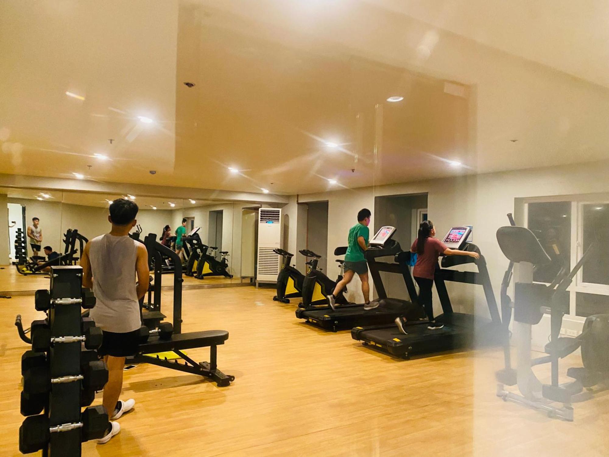 Apartment Cozy With Balcony Netflix Free Access To Pool And Gym 100mbps Manila