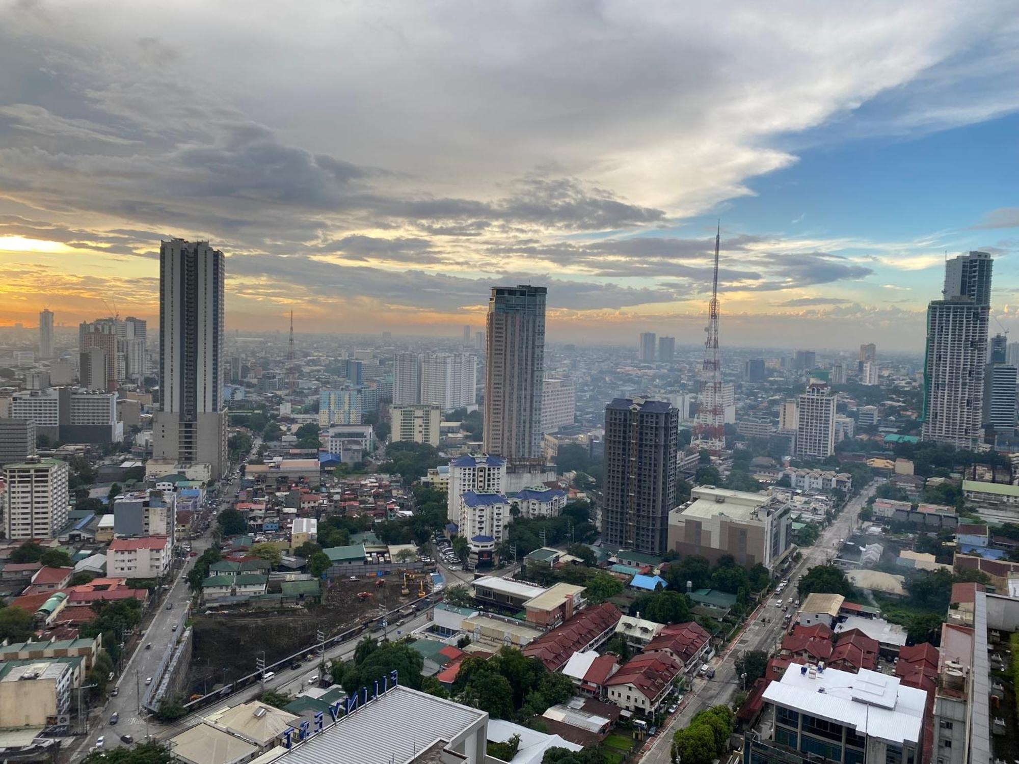 Cozy With Balcony Netflix Free Access To Pool And Gym 100mbps * Manila