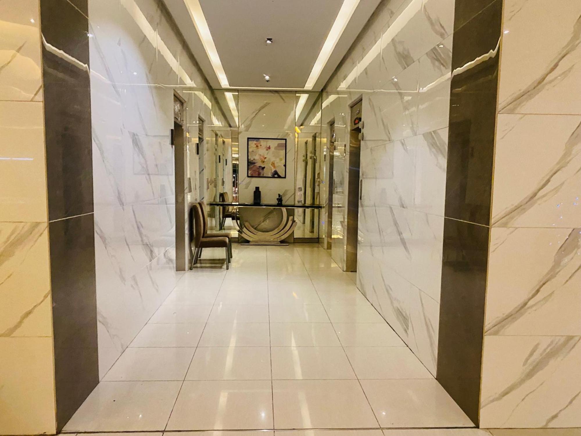Cozy With Balcony Netflix Free Access To Pool And Gym 100mbps Apartment Manila