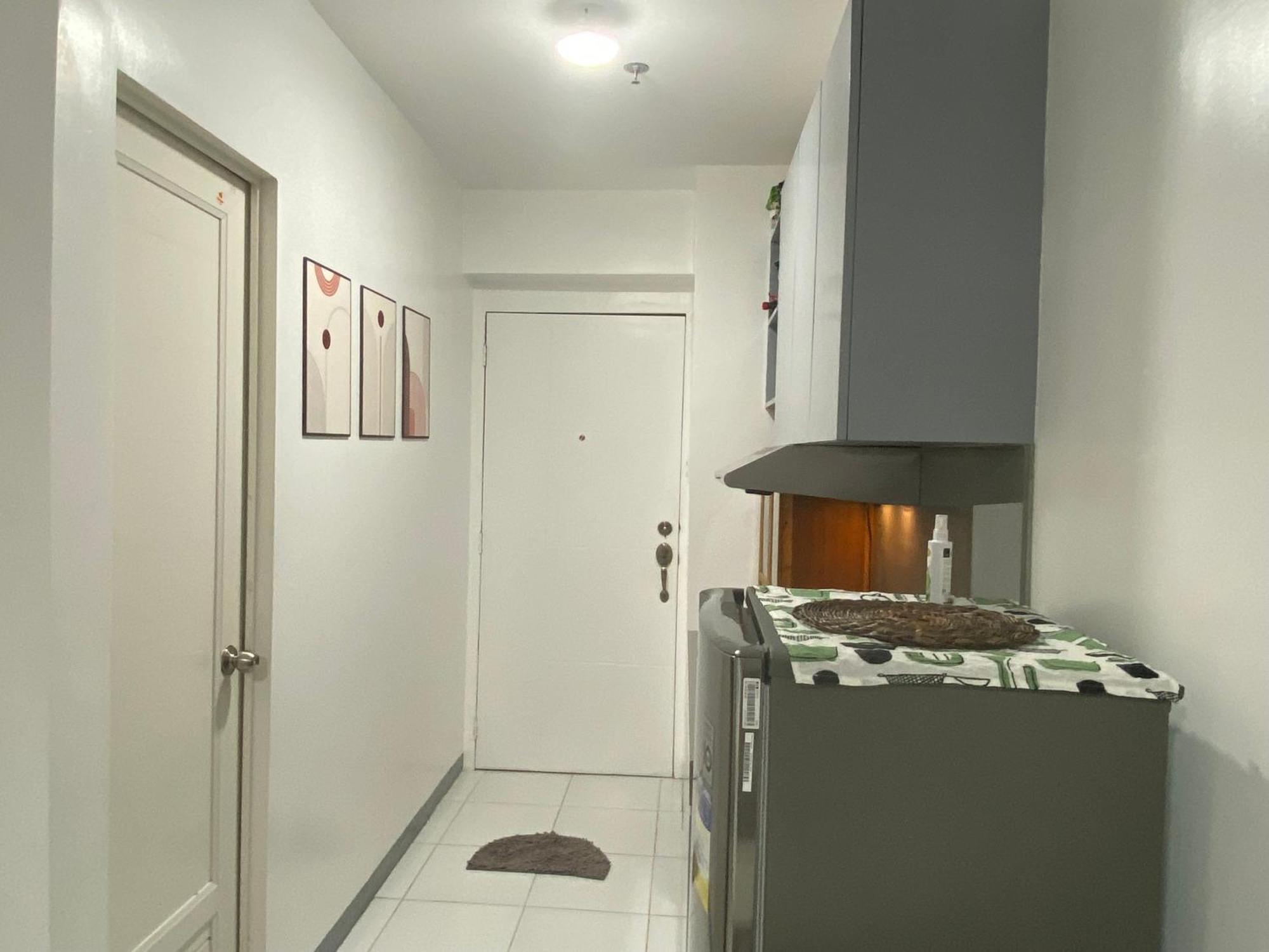 Cozy With Balcony Netflix Free Access To Pool And Gym 100mbps Apartment