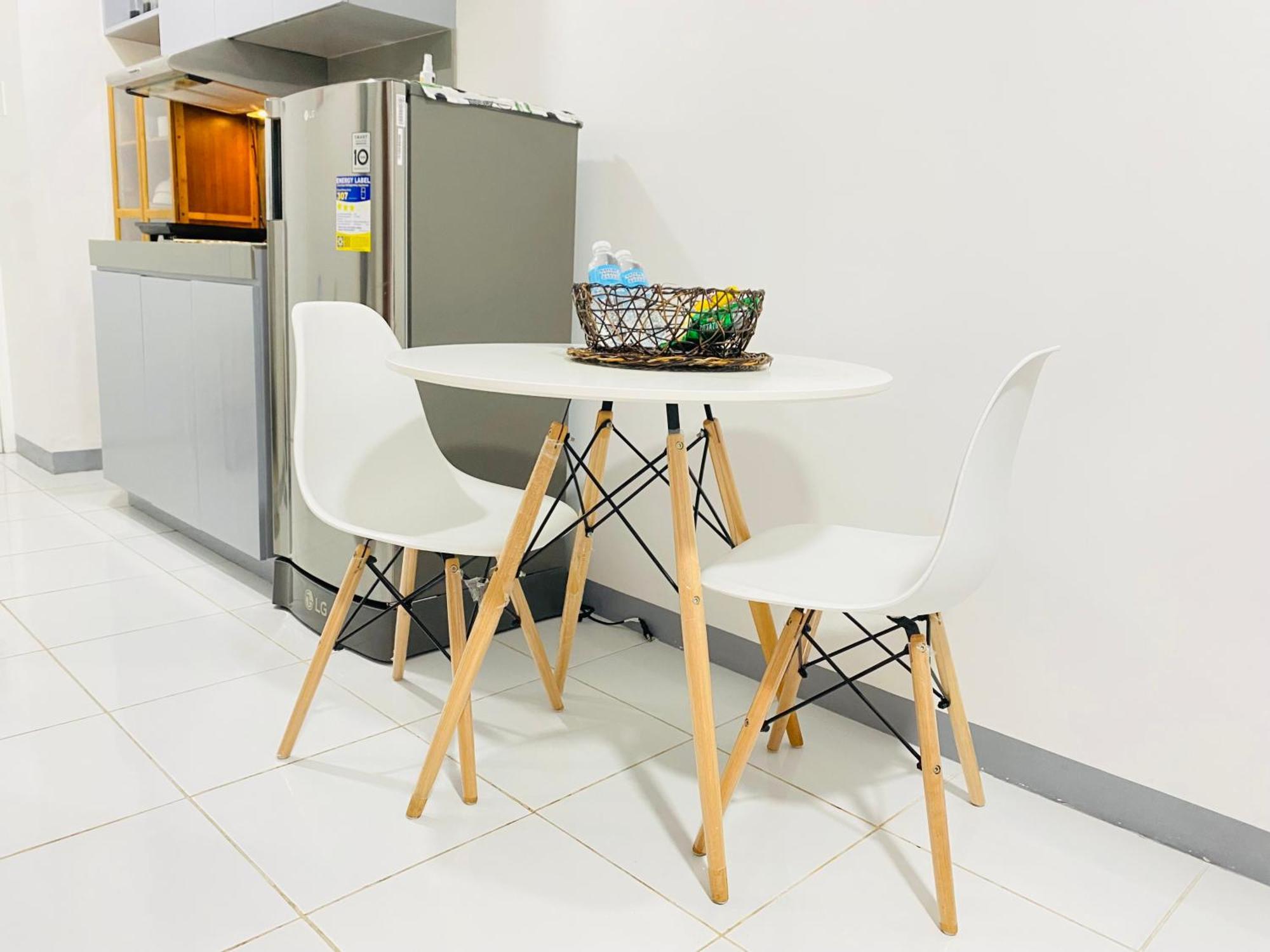 Apartment Cozy With Balcony Netflix Free Access To Pool And Gym 100mbps Manila
