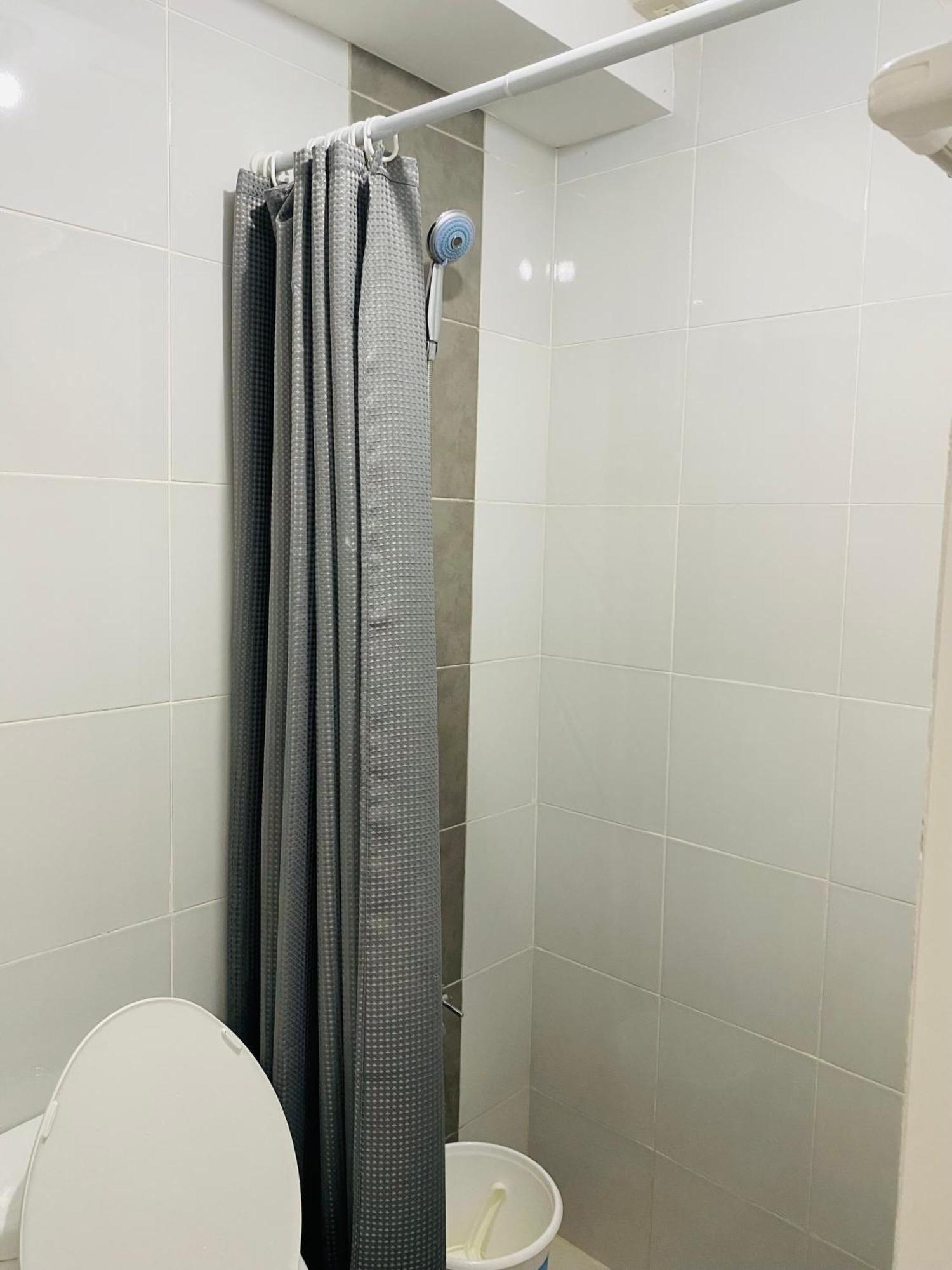 Apartment Cozy With Balcony Netflix Free Access To Pool And Gym 100mbps Manila