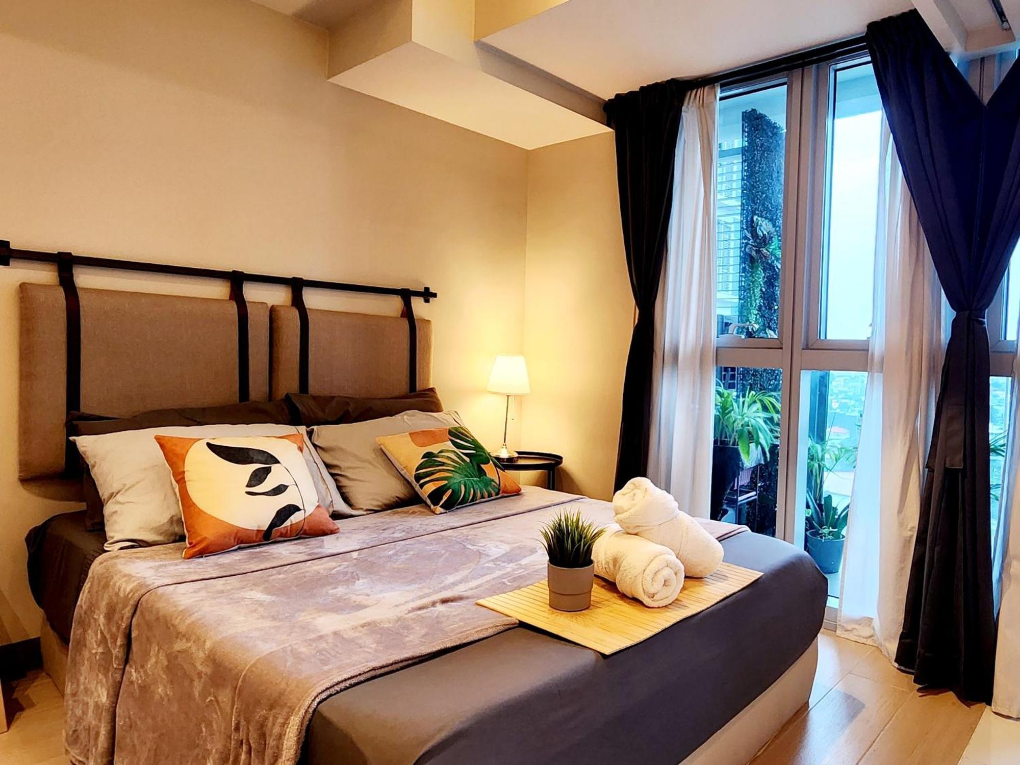 Apartment Spacious Unit At Uptown Parksuites Across Uptown Mall And Mitsukoshi Mall Free Parking With Washer *