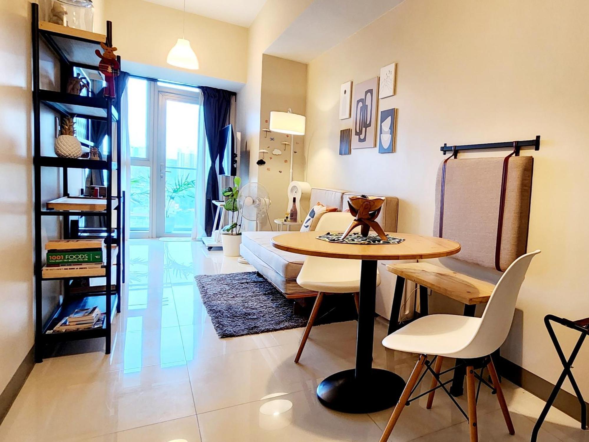 Spacious Unit At Uptown Parksuites Across Uptown Mall And Mitsukoshi Mall Free Parking With Washer *