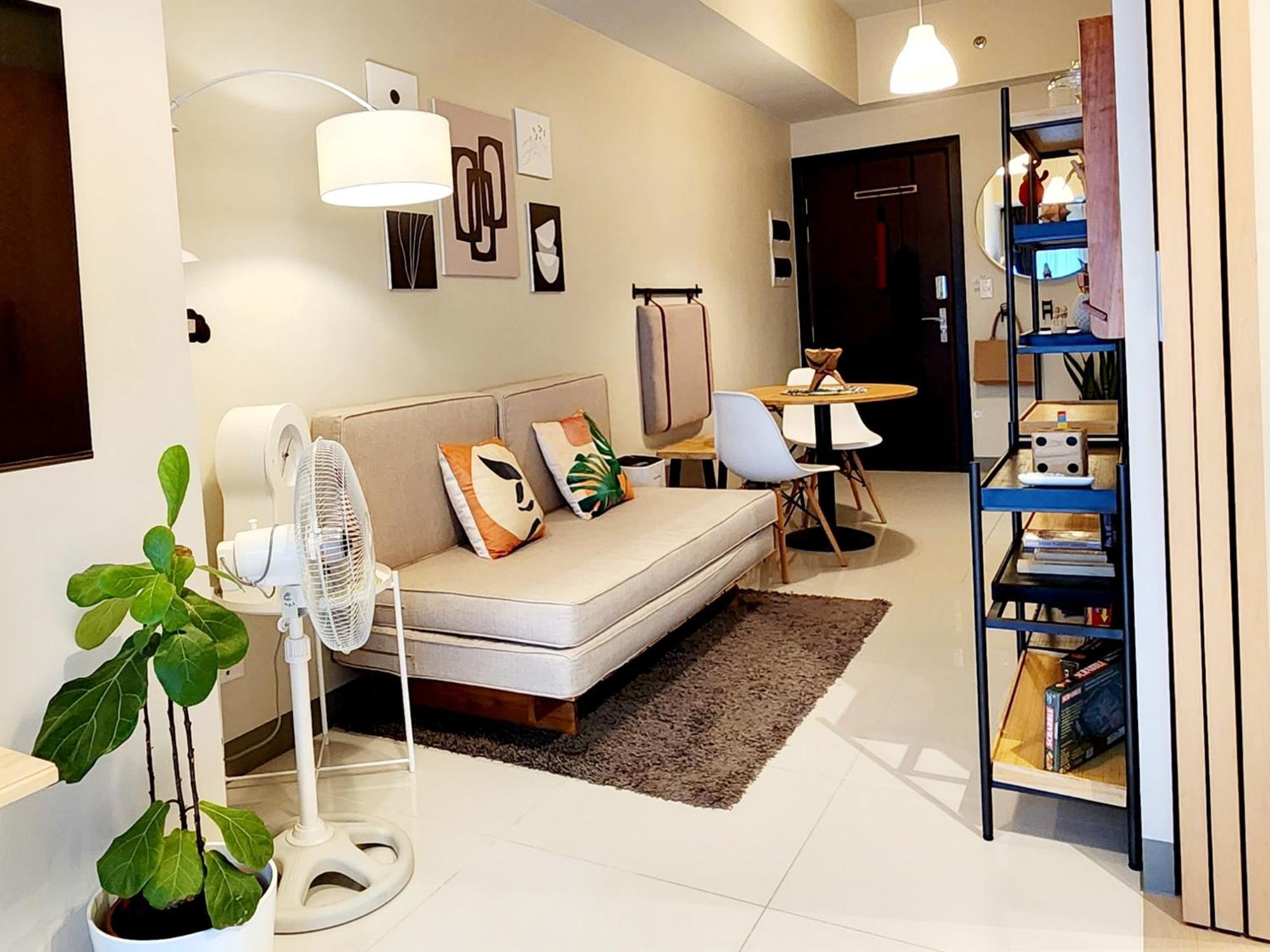 Spacious Unit At Uptown Parksuites Across Uptown Mall And Mitsukoshi Mall Free Parking With Washer Apartment