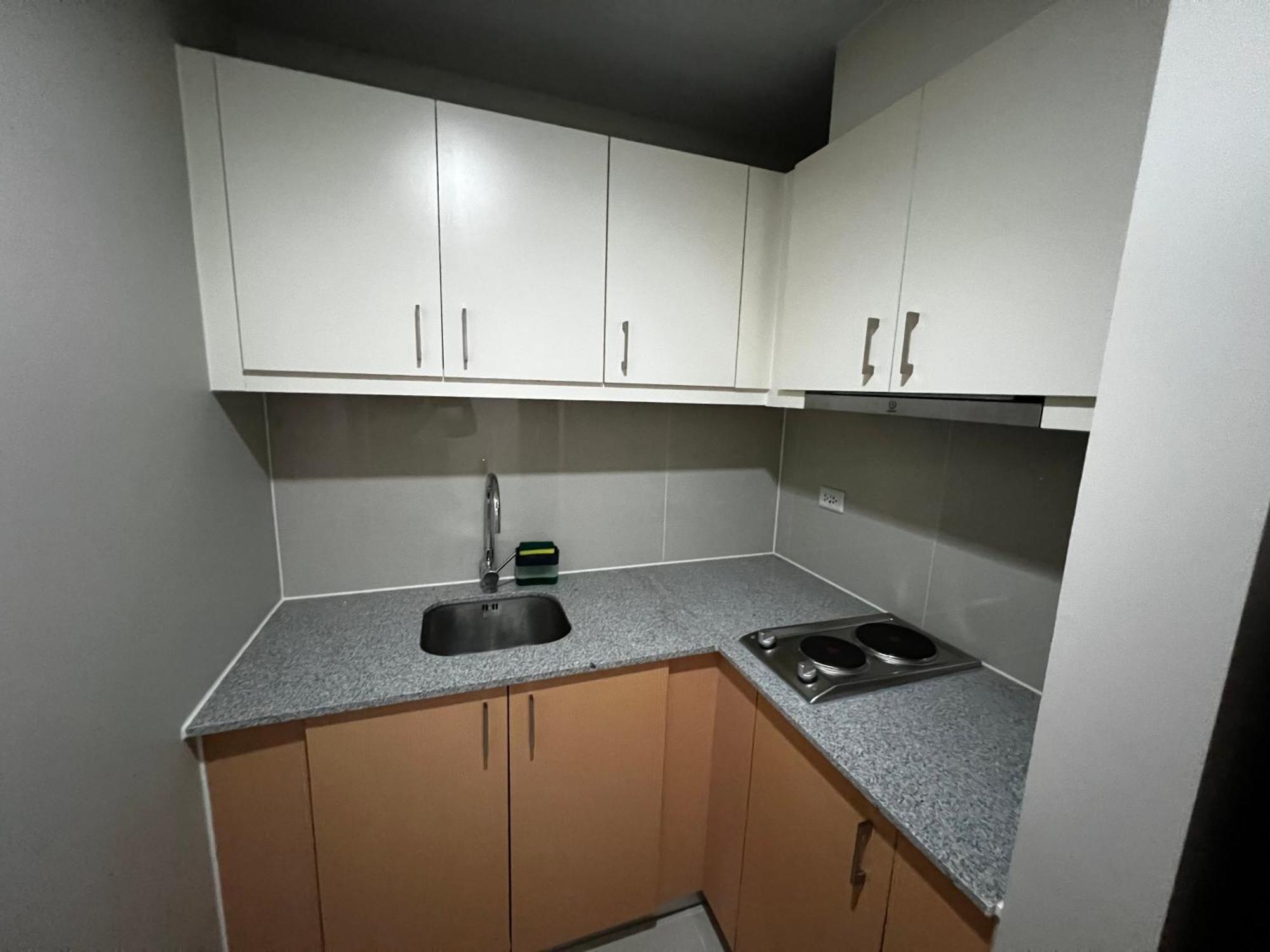 Apartment 1 Bedroom Uptown Bgc With Balcony *