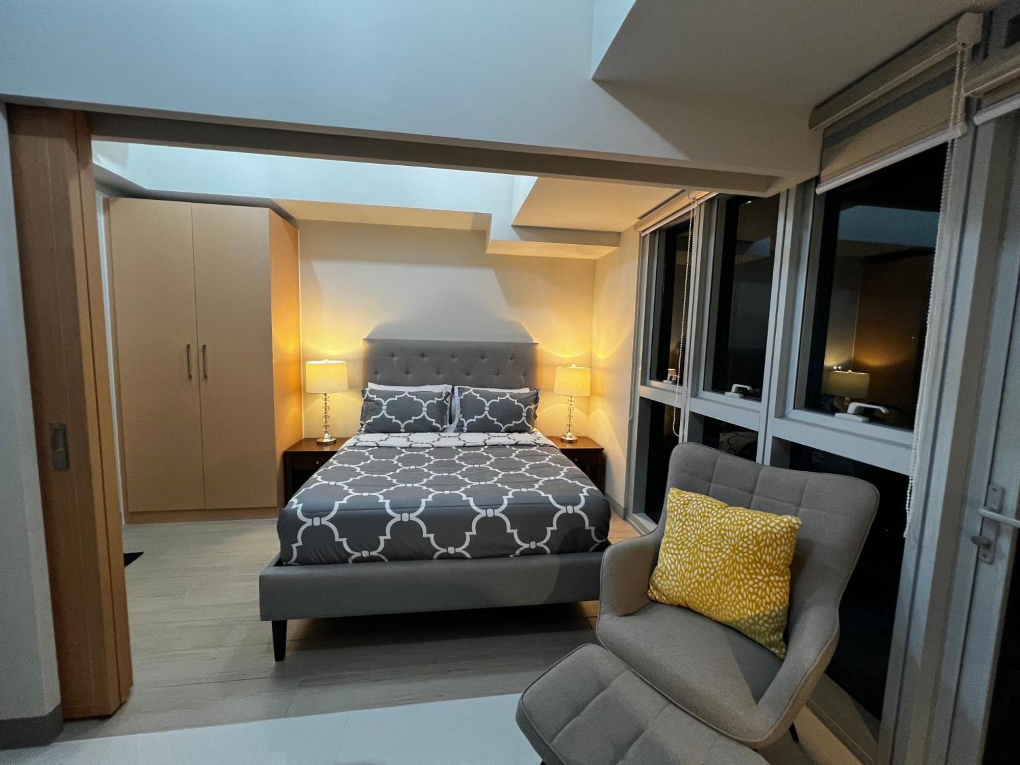 1 Bedroom Uptown Bgc With Balcony Apartment *