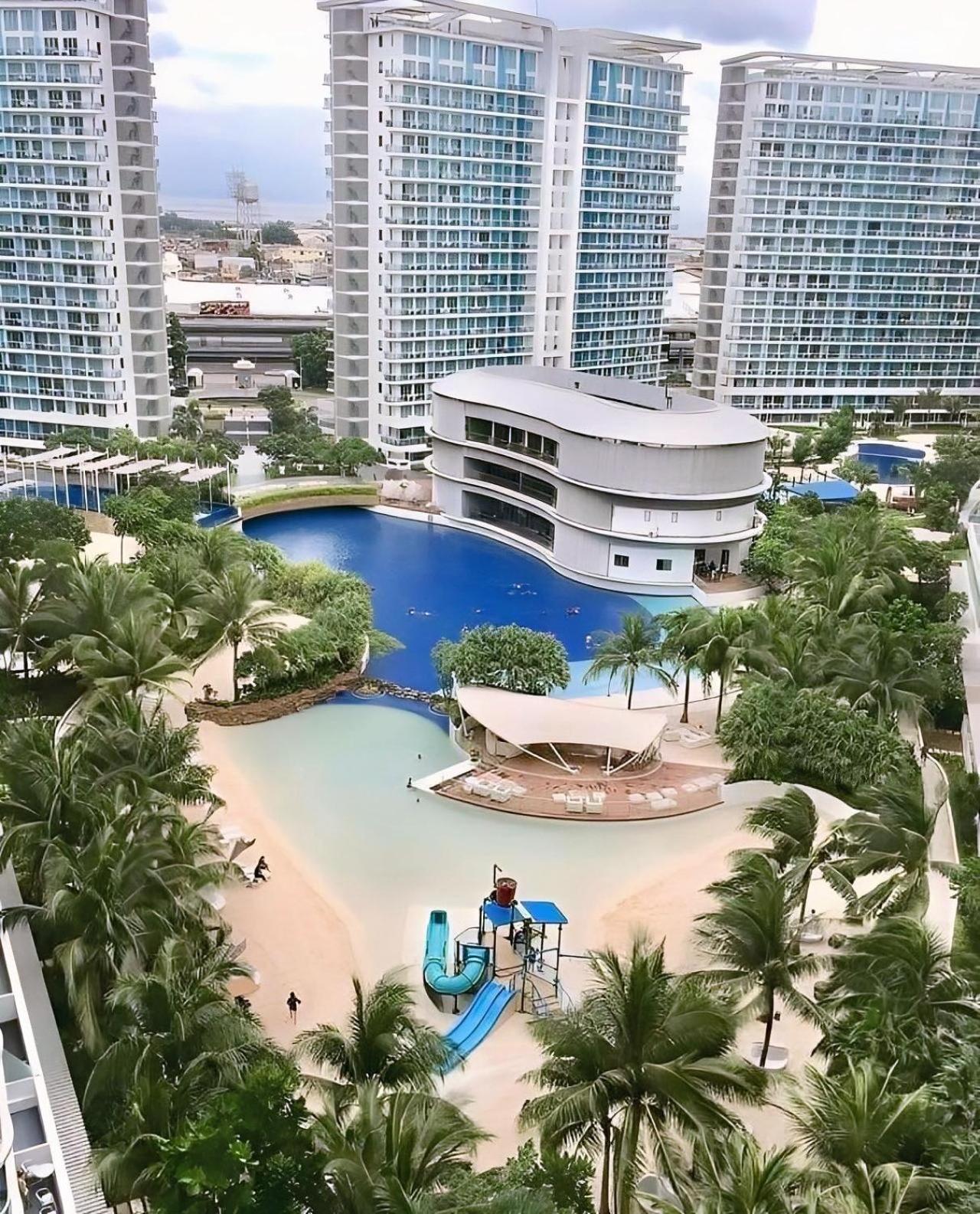 Urban At Azure Apartment *