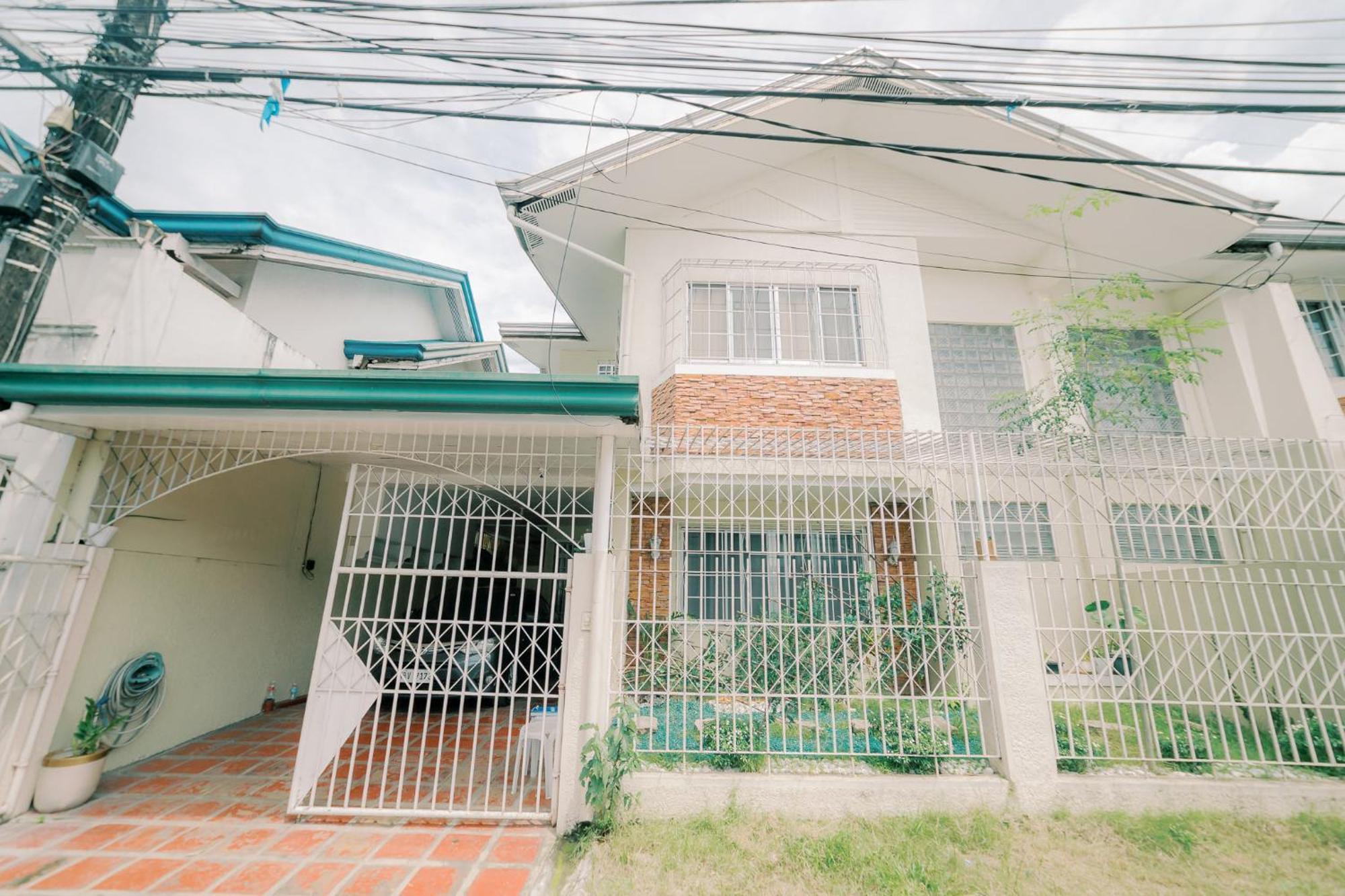 Apartment House A - Bahay Bakasyunan In New Intramuros Village, Old Balara Q.c Manila