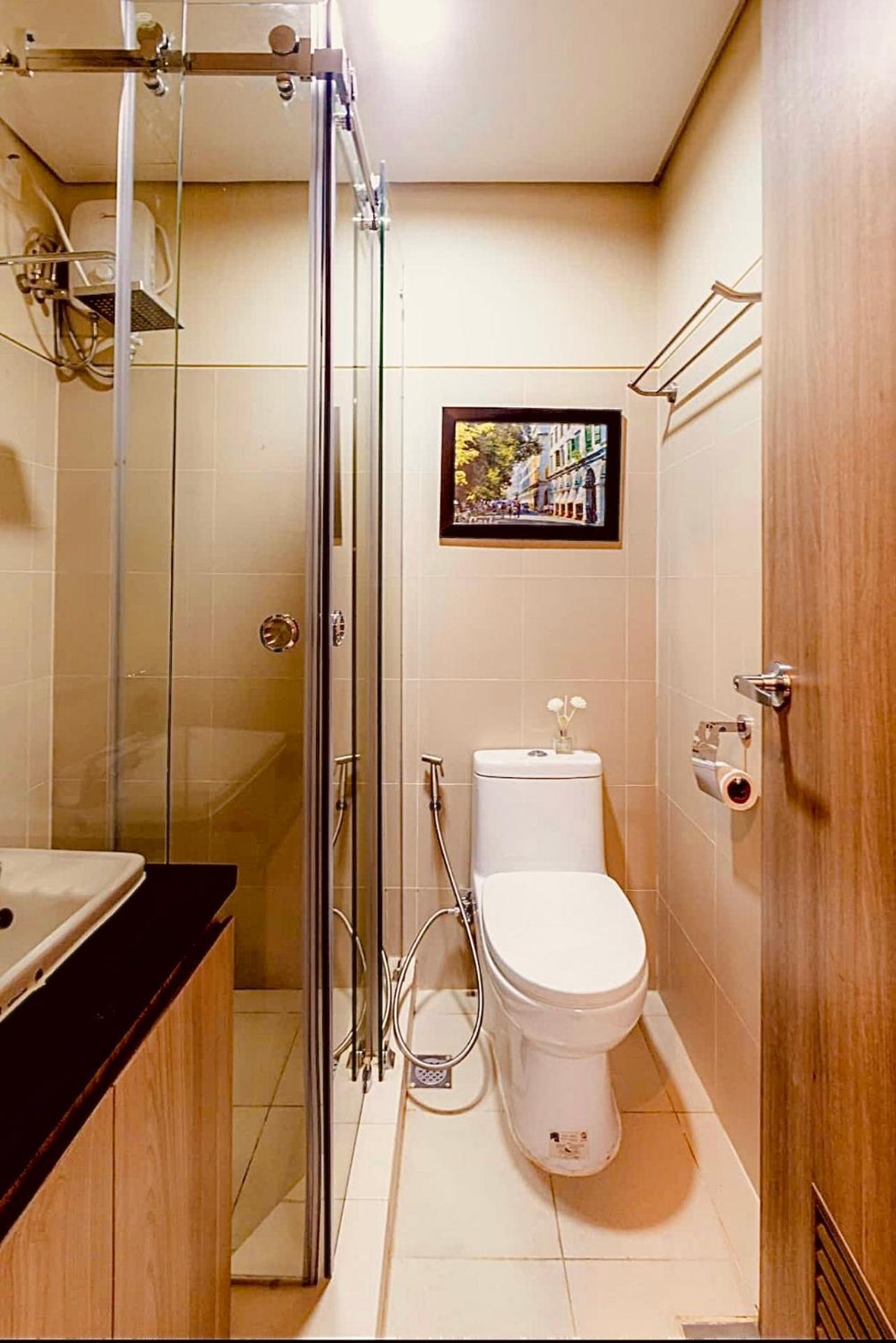 Urban Oasis: Prime With Airport Convenience Apartment