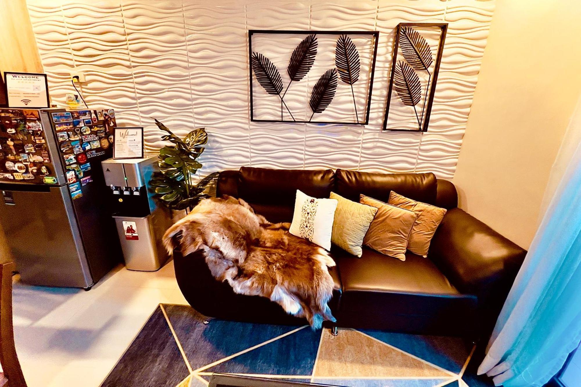 Urban Oasis: Prime With Airport Convenience Apartment *