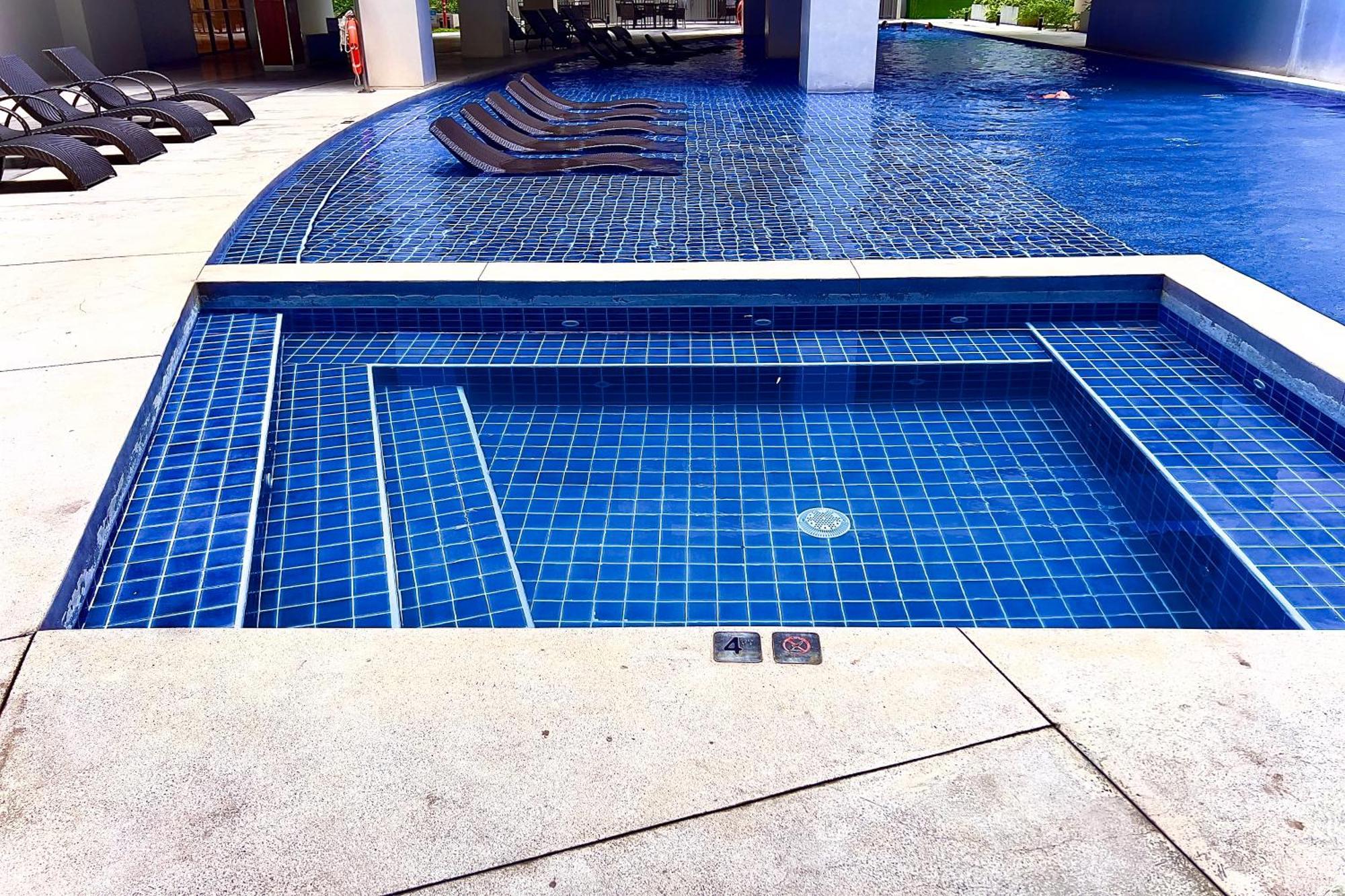 Urban Oasis: Prime With Airport Convenience Apartment *