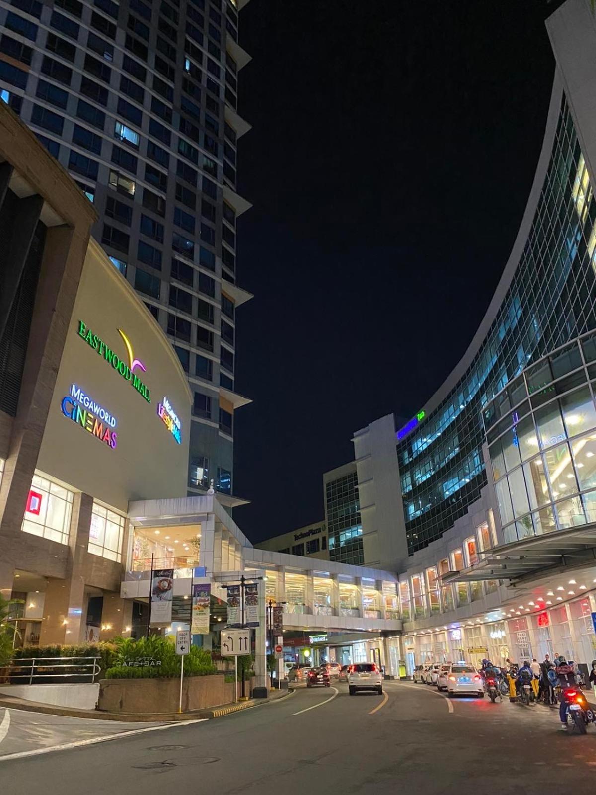 Classy 2br At Eastwood With Pool And Skyline View Manila