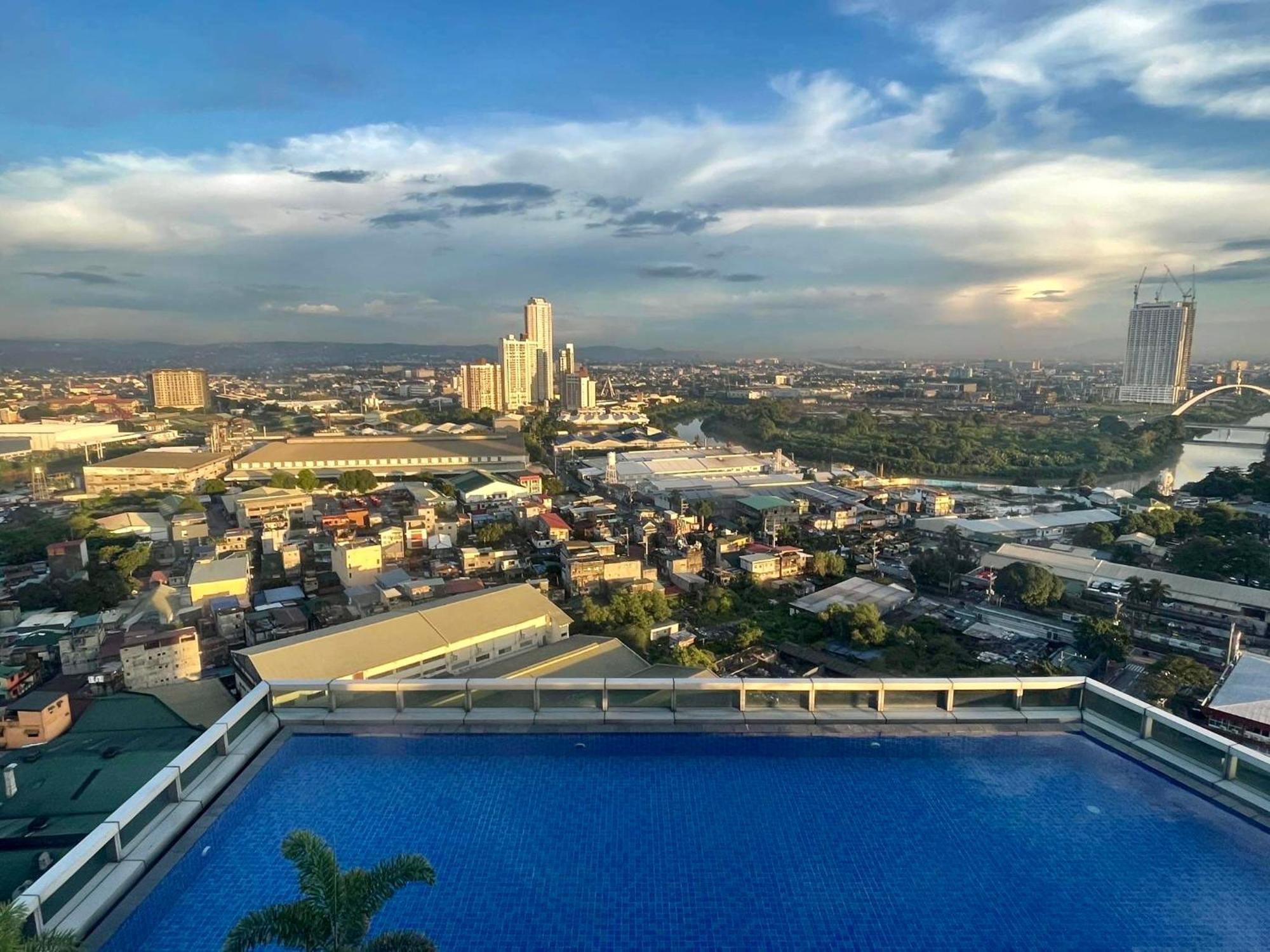 Classy 2br At Eastwood With Pool And Skyline View Apartment