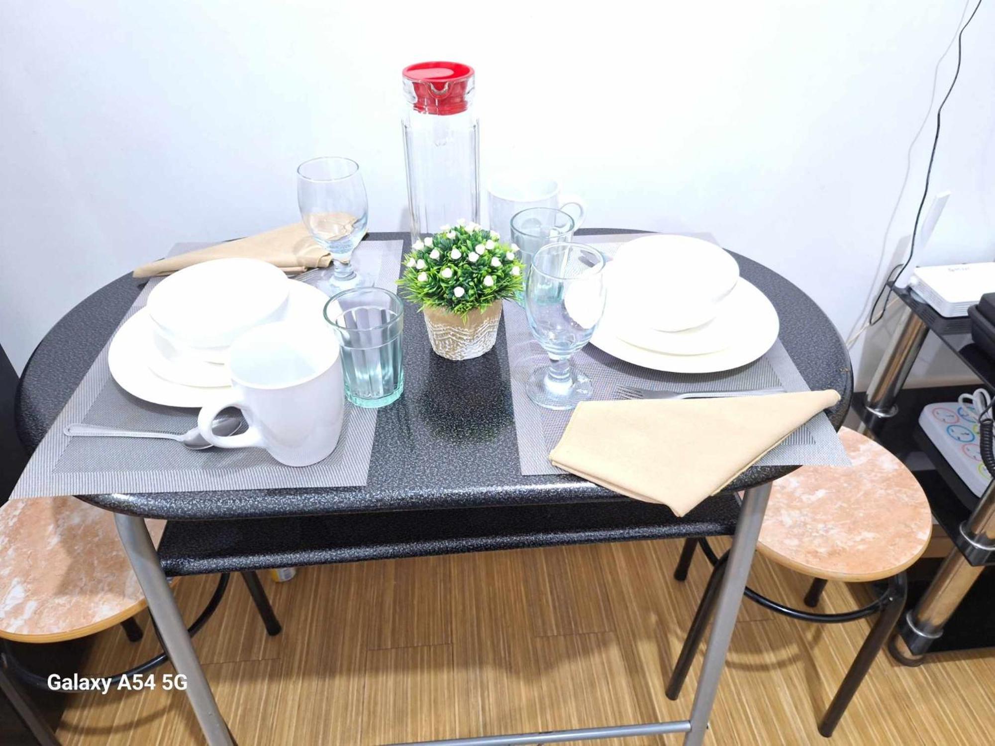 Pool View 1br With Wifi In Grace Taguig