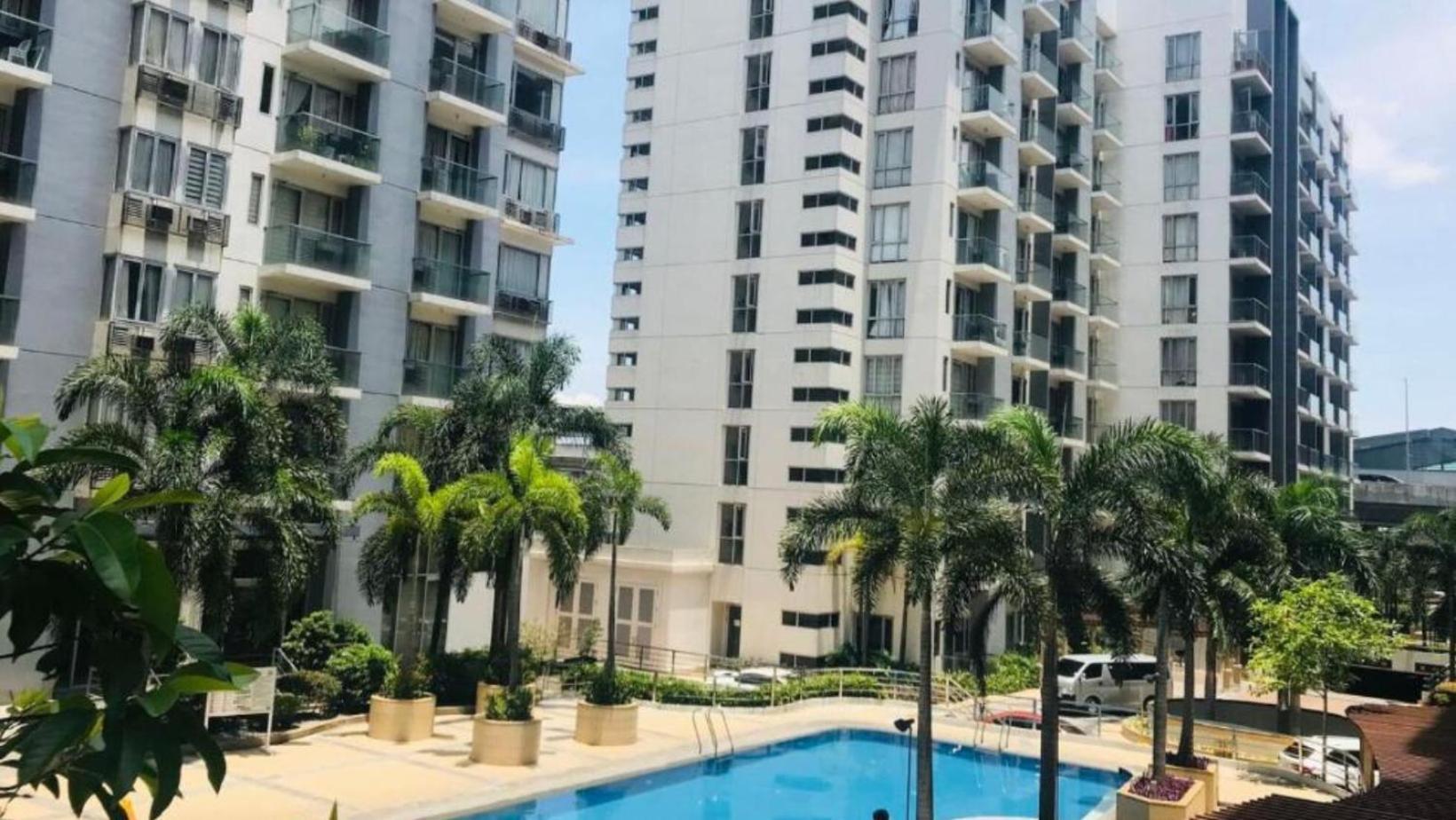 One Palm Tree - 10o With Balcony - Across Terminal 3 Airport Apartment *