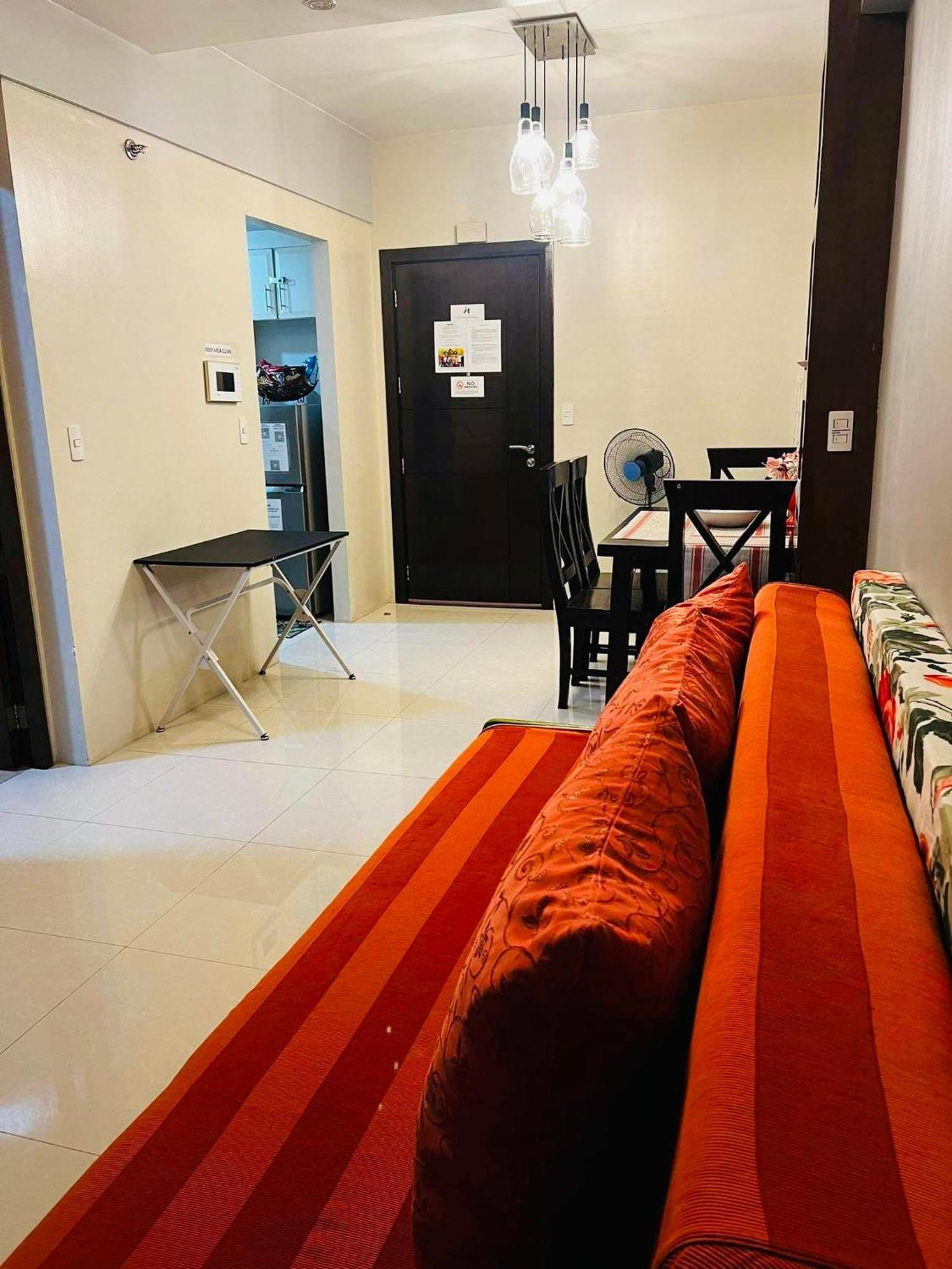 One Palm Tree - 10o With Balcony - Across Terminal 3 Airport Apartment