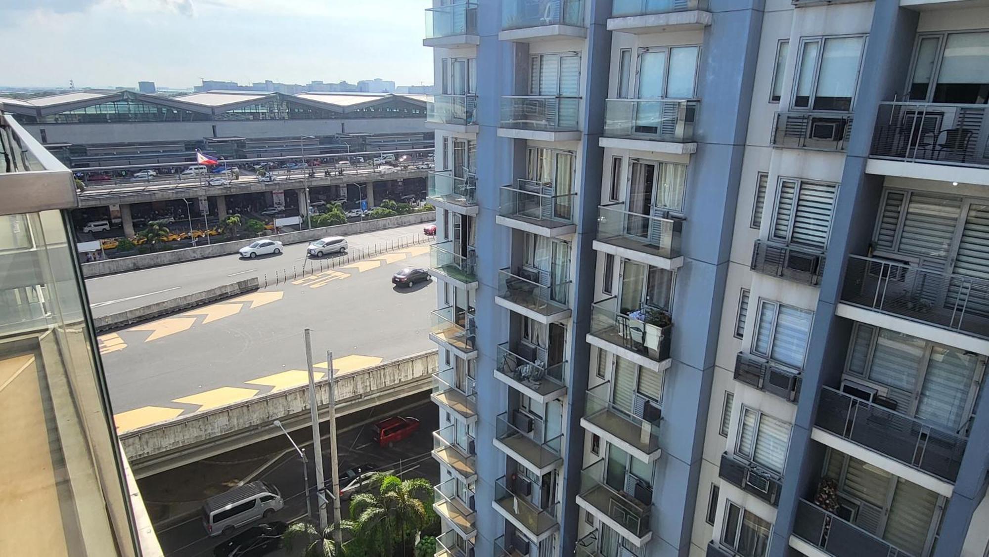 One Palm Tree - 10o With Balcony - Across Terminal 3 Airport Apartment *