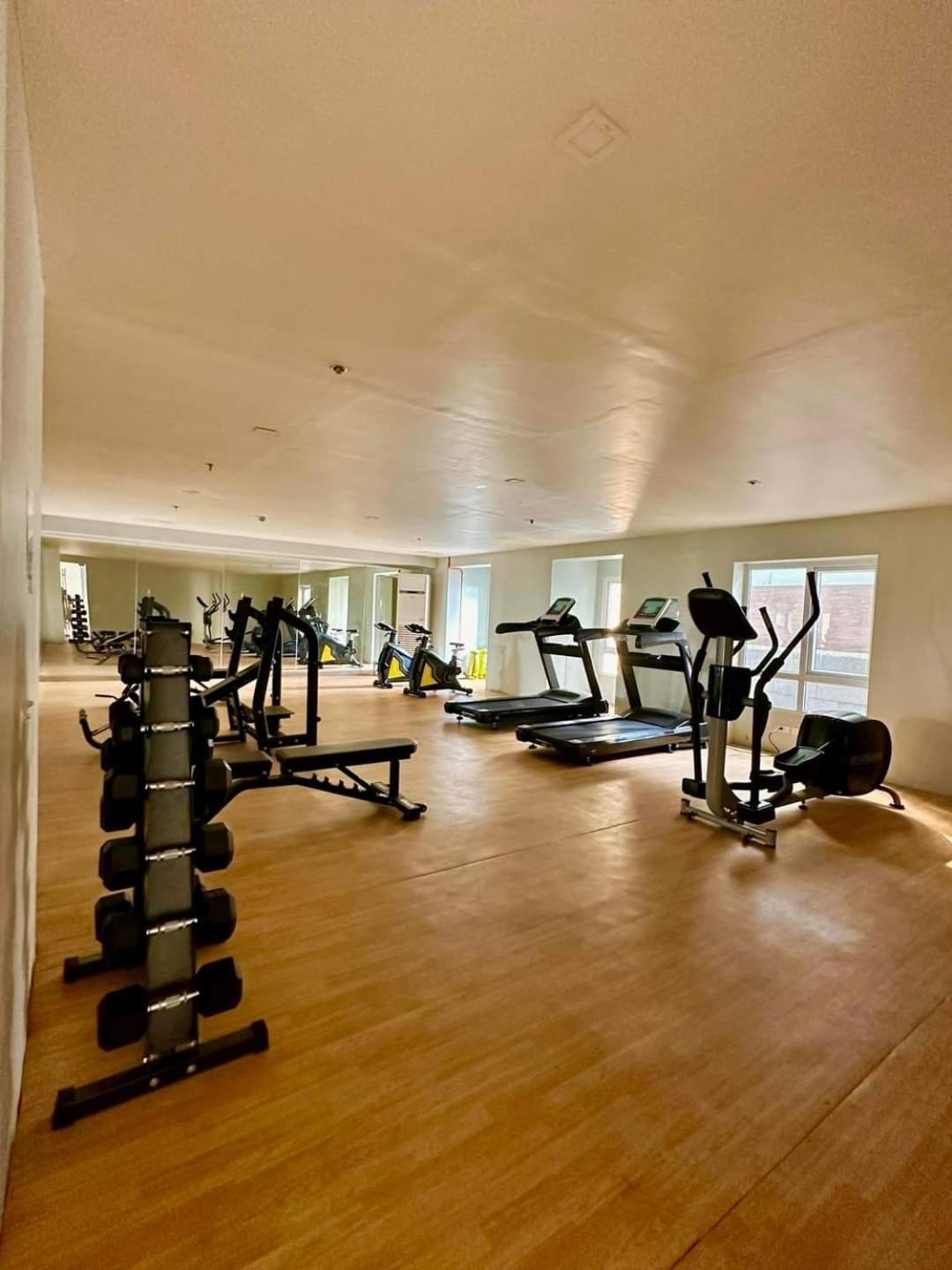 Cozy With Balcony Netflix Free Access To Pool And Gym 100mbps Apartment Manila