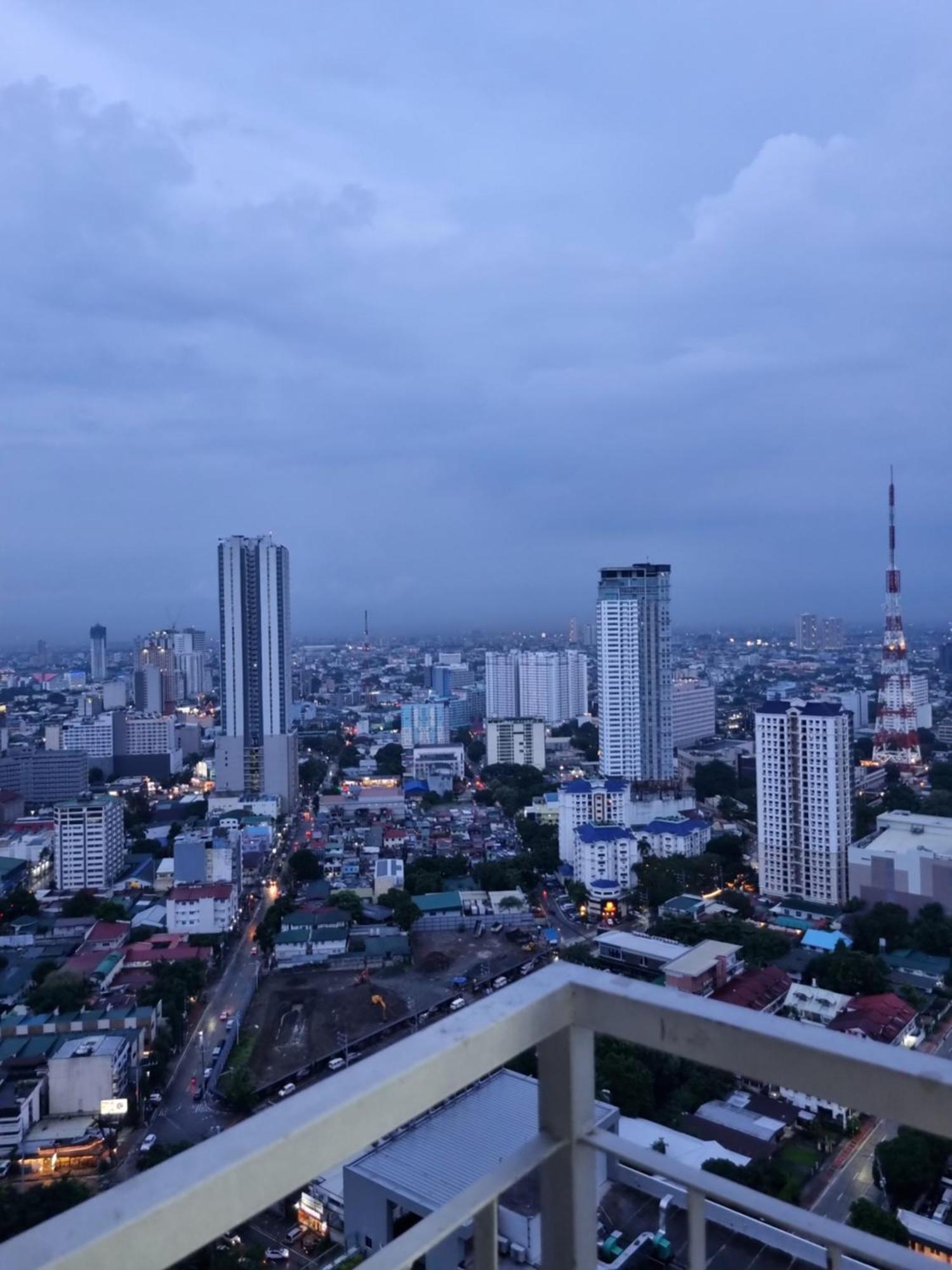 Cozy With Balcony Netflix Free Access To Pool And Gym 100mbps *