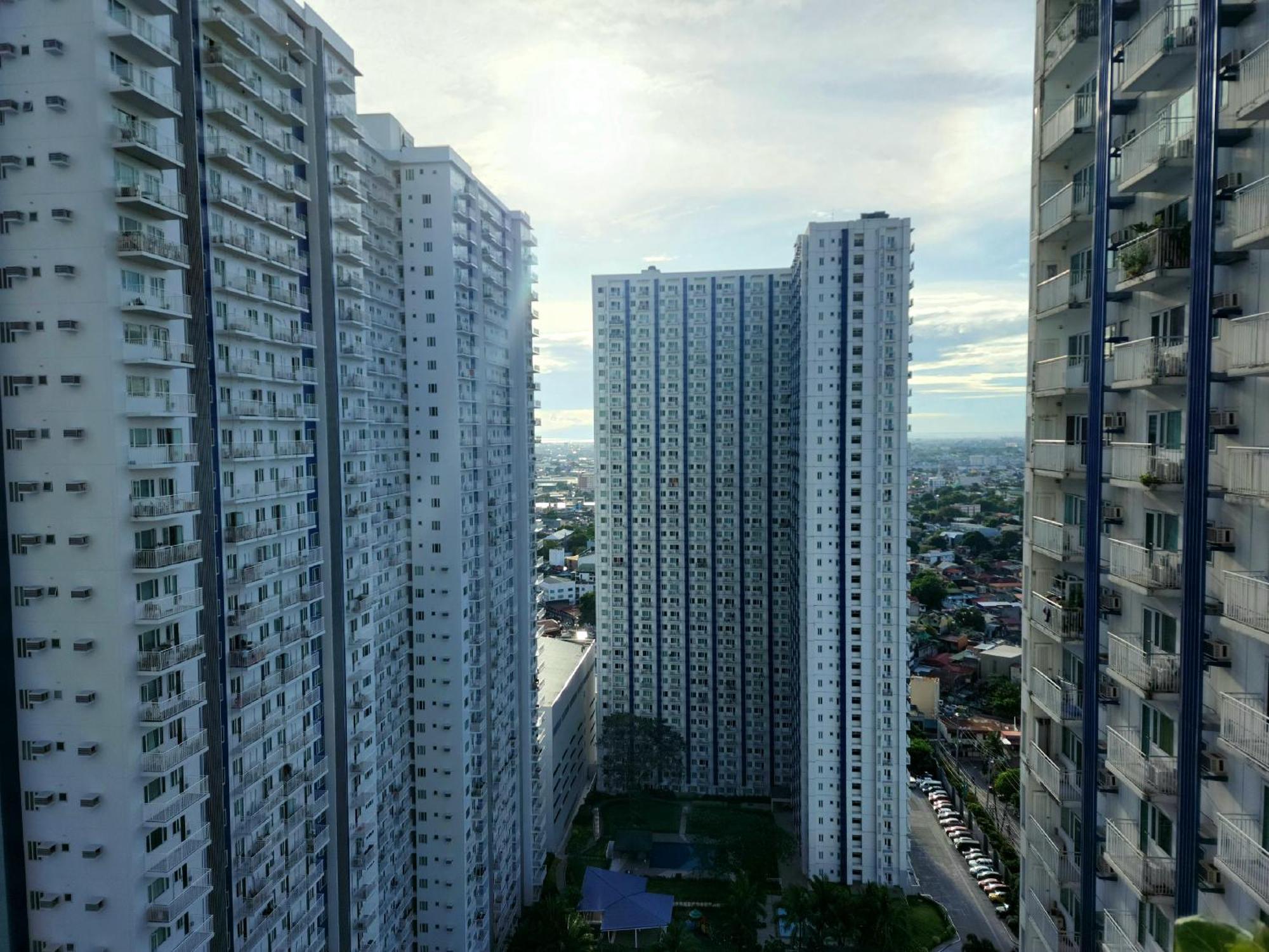 Apartment High-tech At Grass Residences -2 Persons Only, Quezon