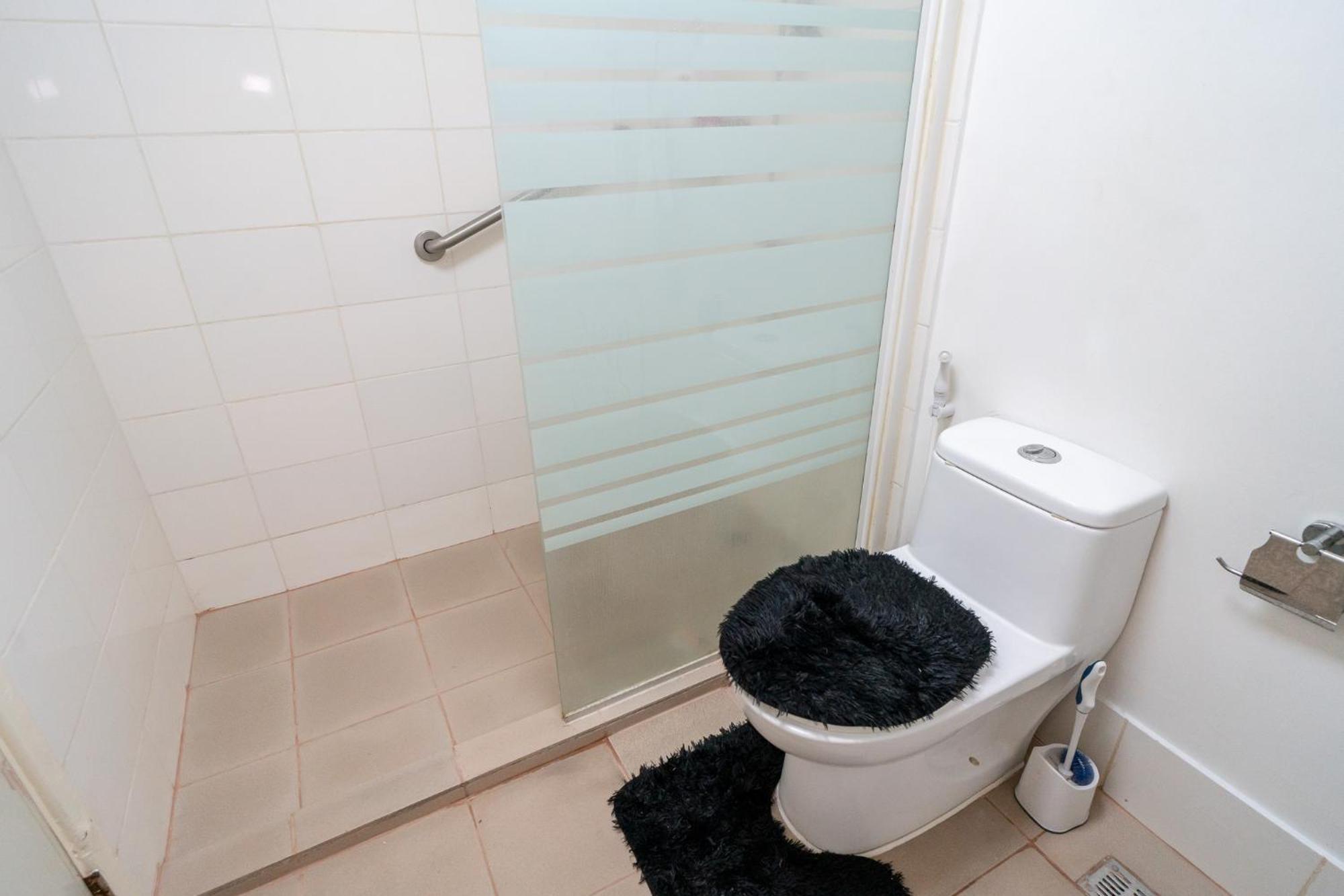 A2j Luxury 2br Bgc Near Sm Aura, Market2x Manila