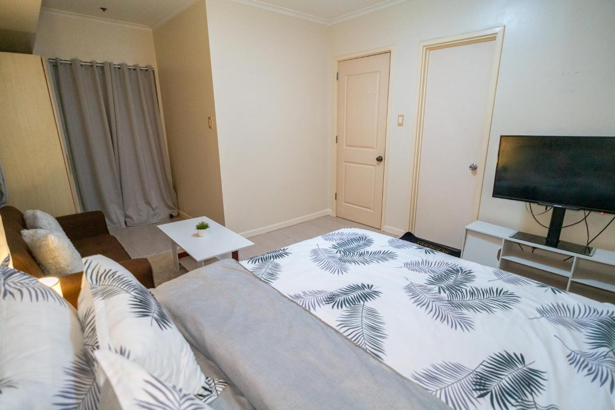 A2j Luxury 2br Bgc Near Sm Aura, Market2x Apartment *