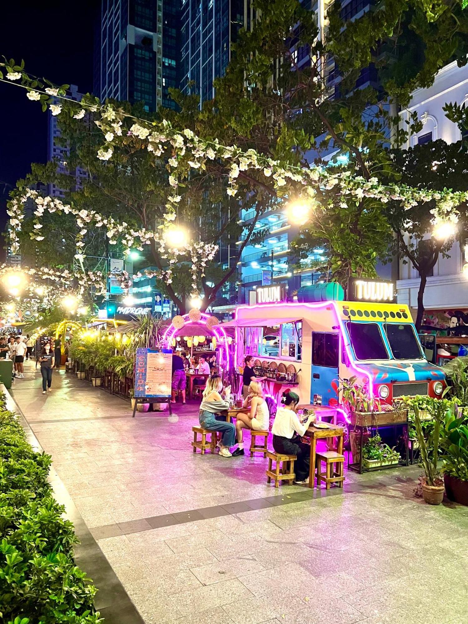 New & Modern Cozy 1br W/ Balcony@bgc, Wifi 300mbps *