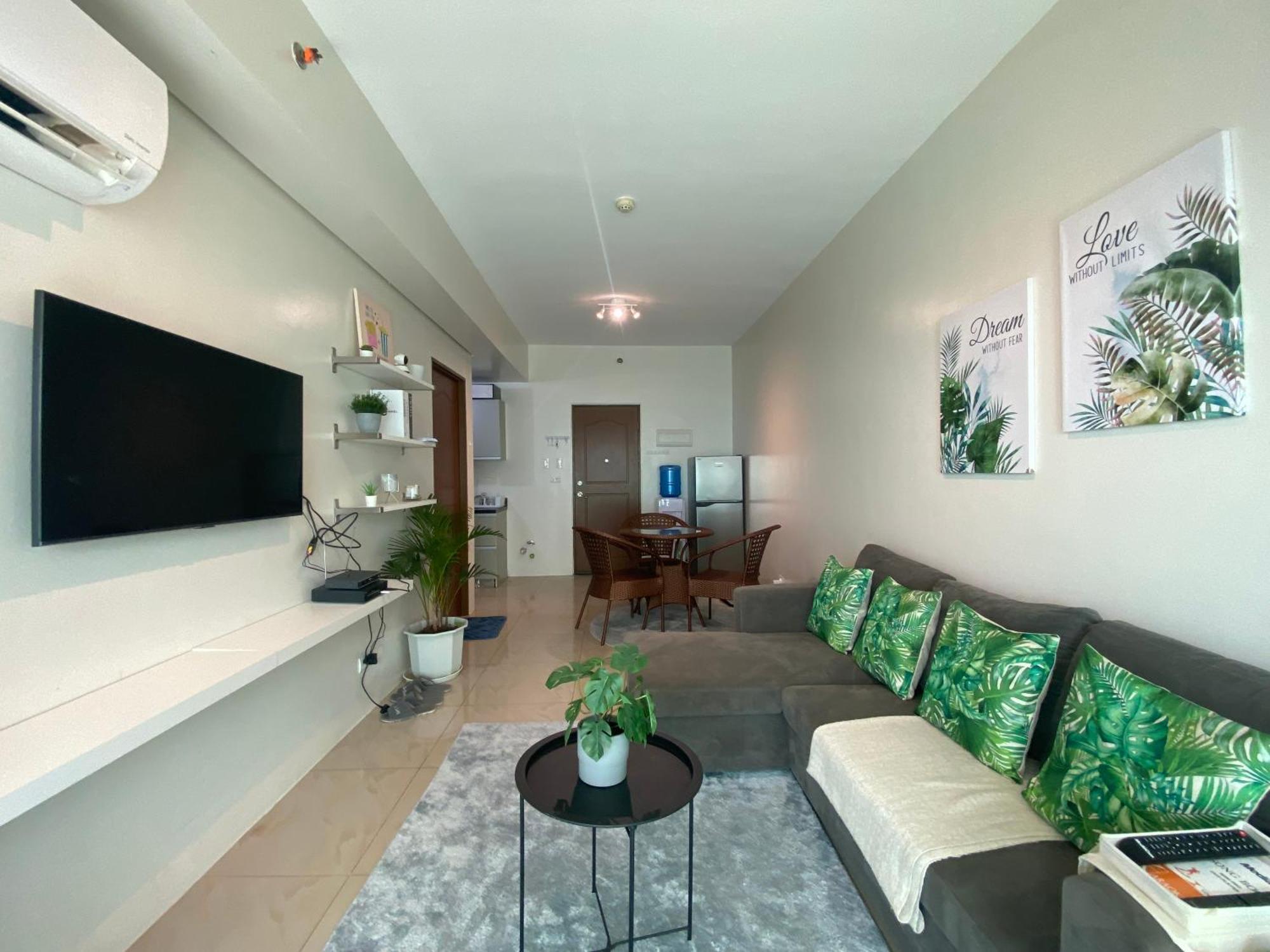 Apartment Family Size Staycation In Makati With New Year's Firework Balcony View