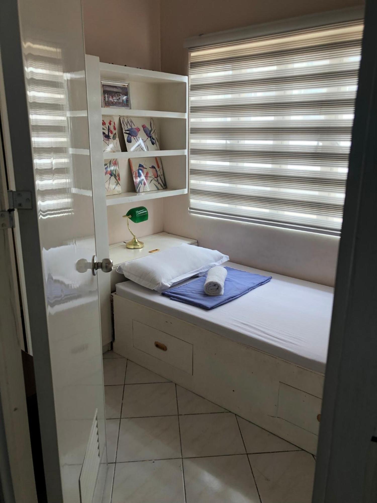2 Separate Units, 1br On 23rd Flr And 3br Penthouse On 41st Flr In Manila, Near Slec,us Embassy, Mall And Parks With Excellent View Apartment