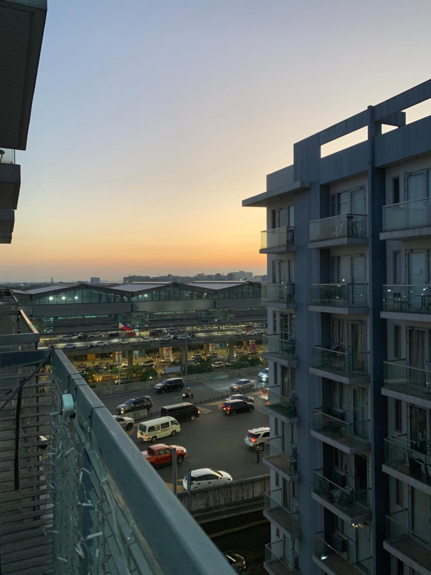 One Palm Tree - 10th-o Fl With Balcony - Across Terminal 3 Airport Apartment Manila
